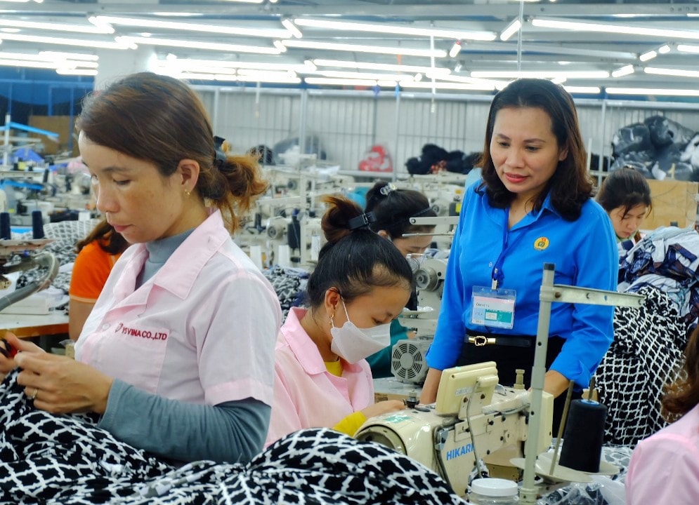 Chủ tịch Liên đoàn Lao động TP.Tam Kỳ Nguyễn Thị Thao thăm hỏi, động viên người lao động bị giảm giờ làm tại doanh nghiệp. Ảnh: D.L