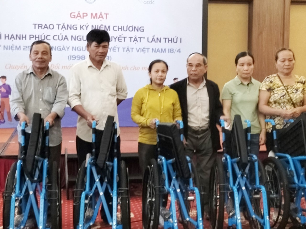 Trao xe lăn cho NKT. Ảnh: H.LIÊN