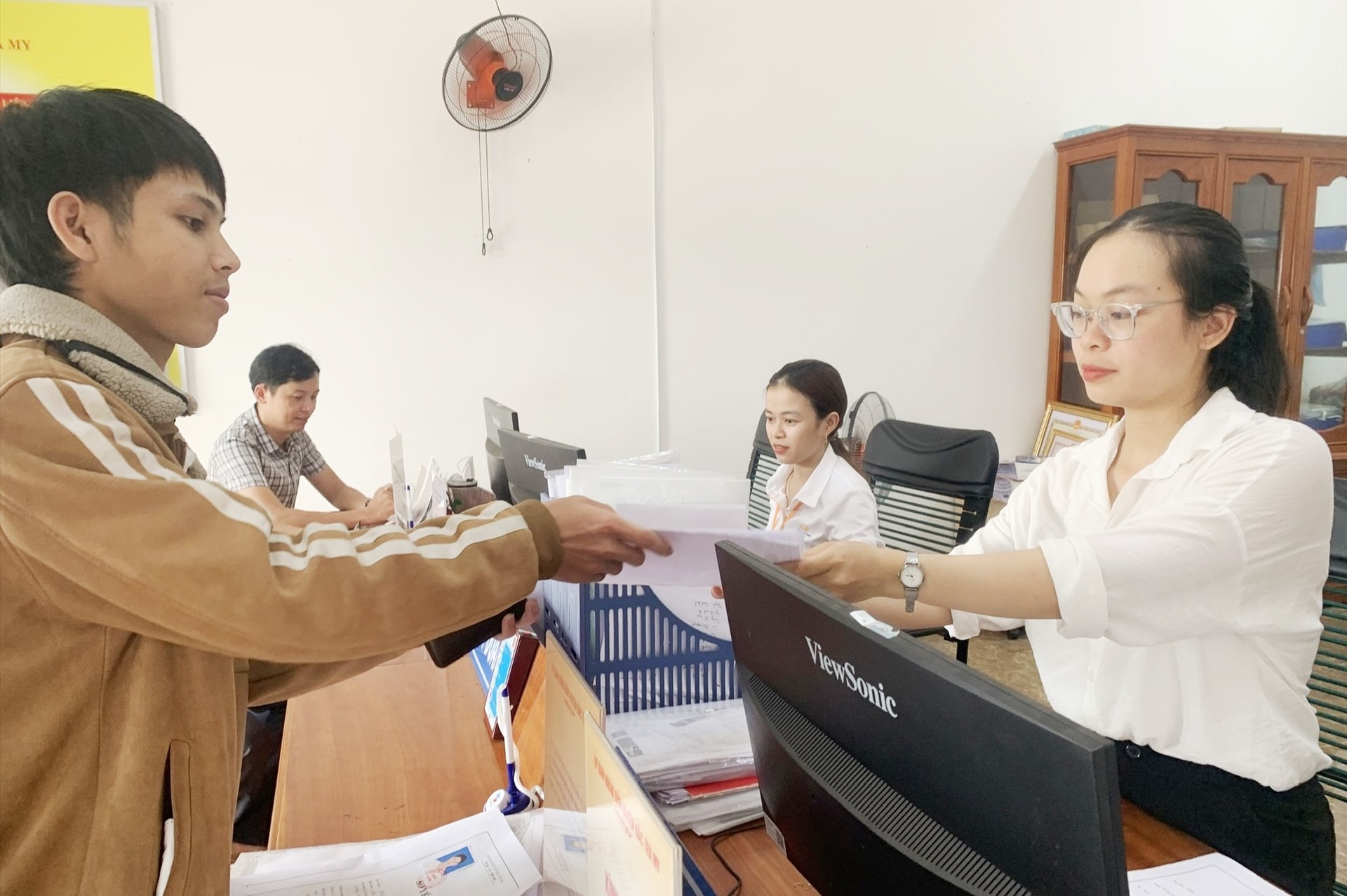 Công dân được nhận kết quả hồ sơ đúng hẹn tại bộ phận một cửa huyện Bắc Trà My. Ảnh TÚ VÂN