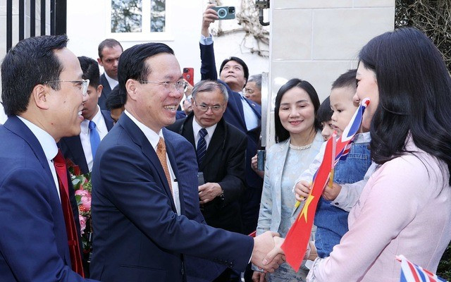 Chủ tịch nước Võ Văn Thưởng với cán bộ, nhân viên Đại sứ quán và đại diện cộng đồng người Việt Nam tại Anh. Ảnh: Thống Nhất - TTXVN