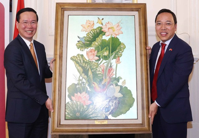 Chủ tịch nước Võ Văn Thưởng tặng quà lưu niệm cho Đại sứ quán Việt Nam tại Anh. Ảnh: Thống Nhất - TTXVN