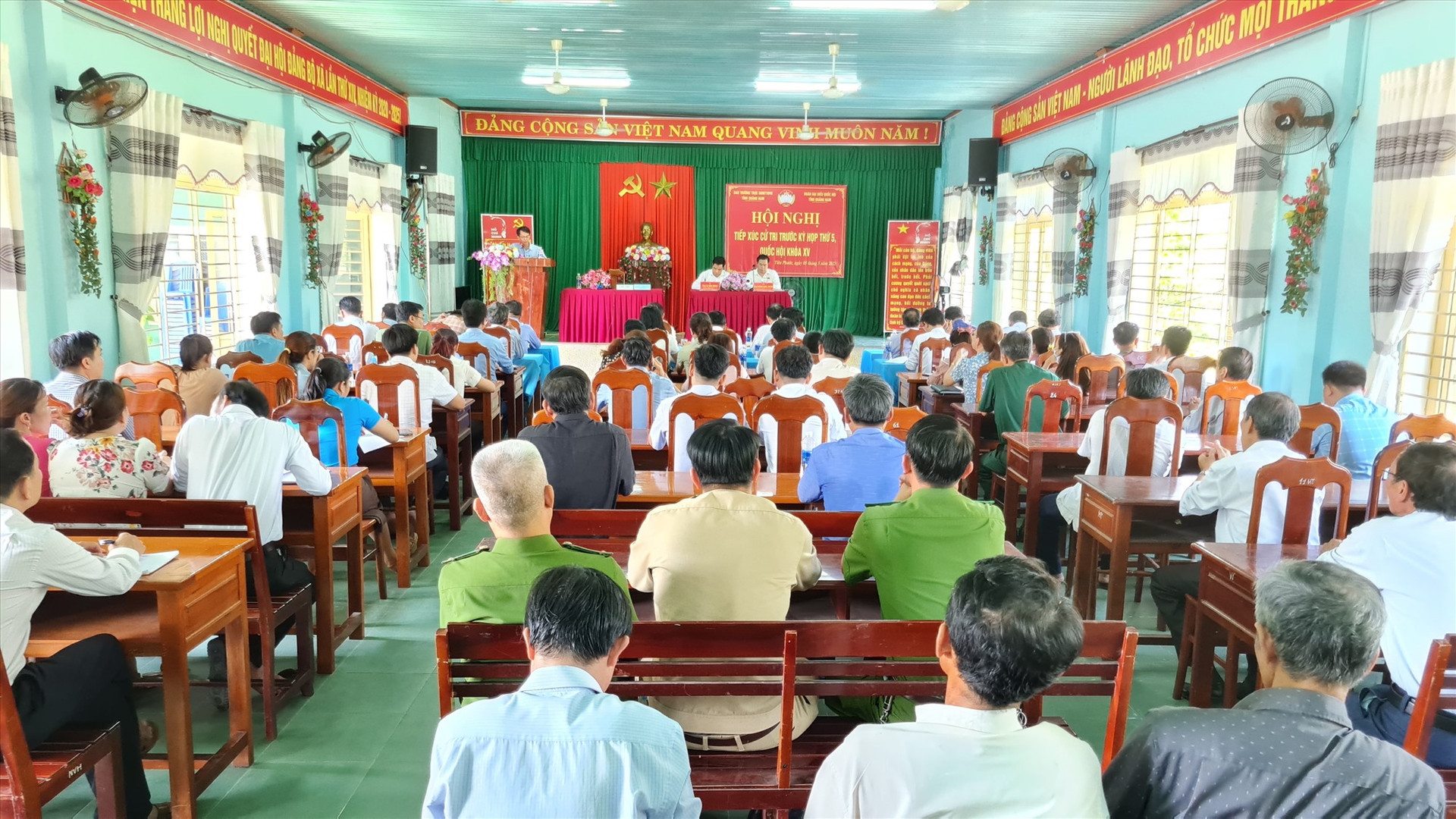 Đoàn Đại biểu Quốc hội tỉnh tiếp xúc cử tri tại Tiên Phước. Ảnh: D.L