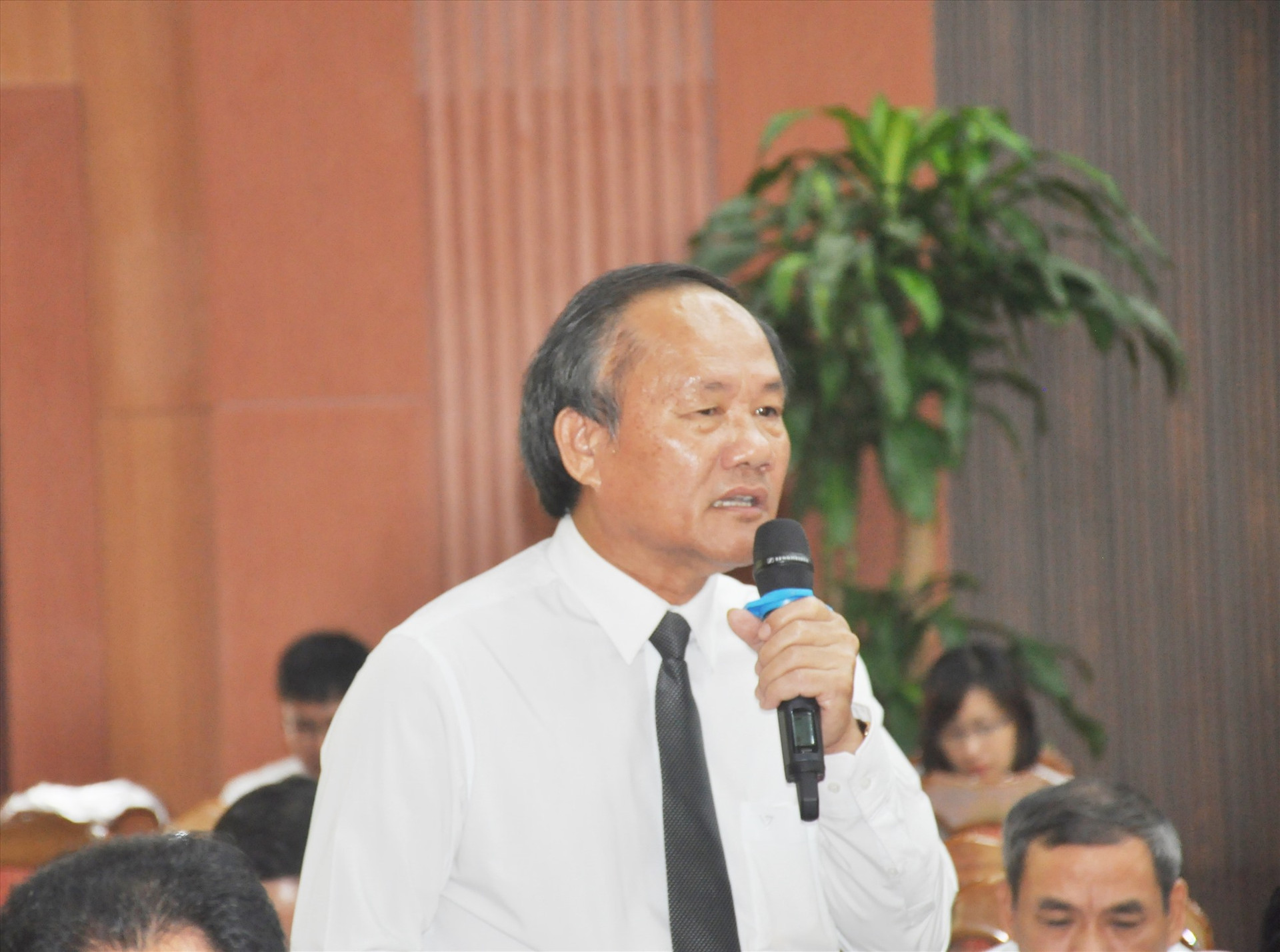 Ông Phạm Viết Tích - Giám đốc Sở NN&PTNT giải trình về việc bãi bỏ Nghị quyết 38 của HĐND tỉnh. Ảnh: P.V