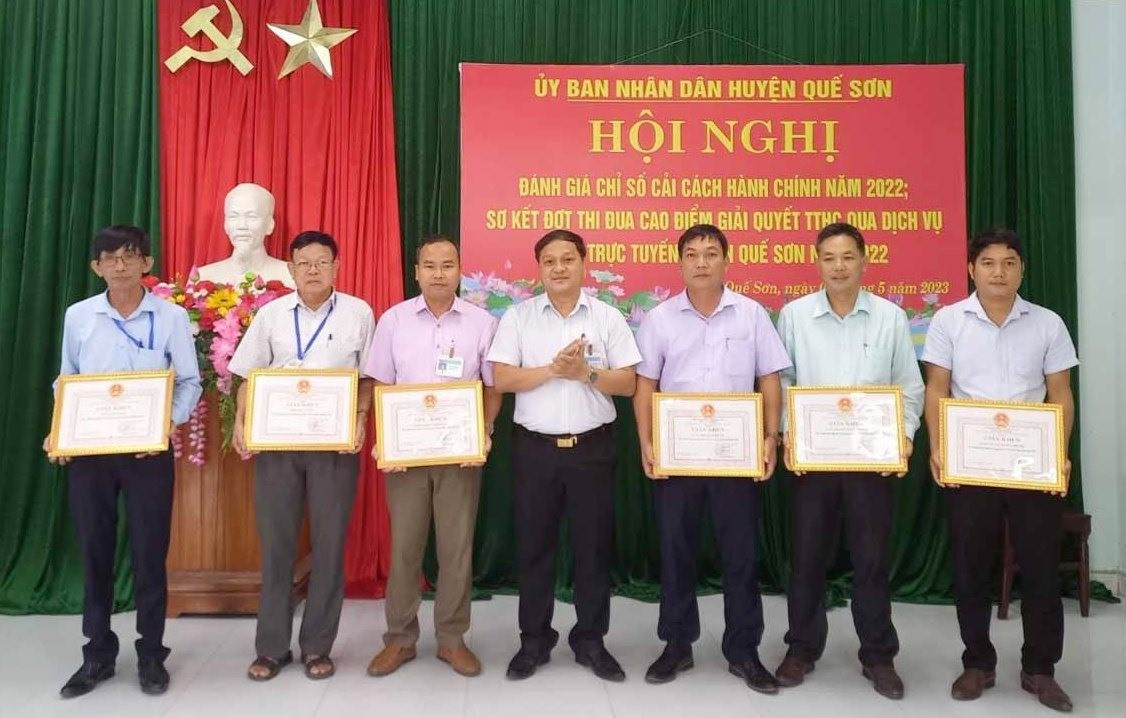 UBND huyện Quế Sơn khen thưởng các tập thể có thành tích xuất sắc trong công tác CCHC năm 2022. Ảnh: DUY THÁI