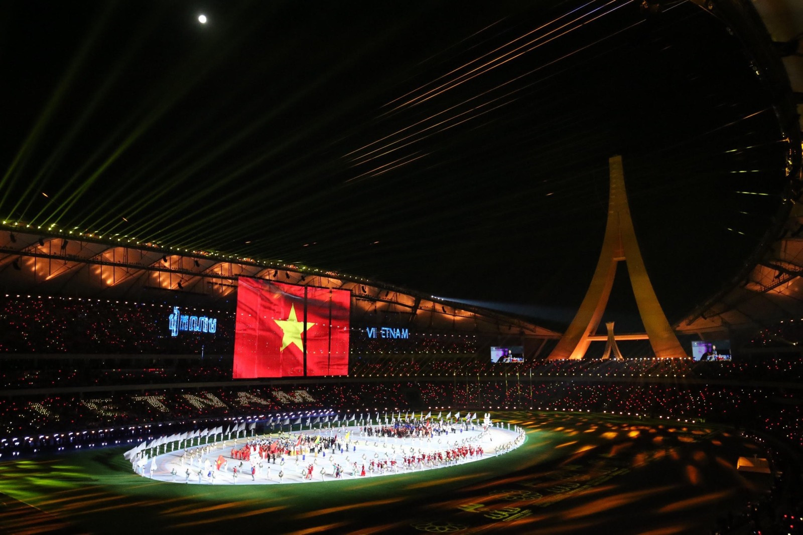 Quốc kỳ Việt Nam xuất hiện khi Đoàn thể thao Việt Nam xuất hiện trên Sân vận động Morodok Techo
