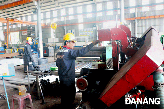 Việc tăng giá điện tất yếu tác động đến người dân và doanh nghiệp. Trong ảnh: Công nhân Công ty CP Cơ khí Hà Giang Phước Tường (Khu công nghiệp Hòa Cầm, quận Cẩm Lệ) đang làm việc. Ảnh: VĂN HOÀNG