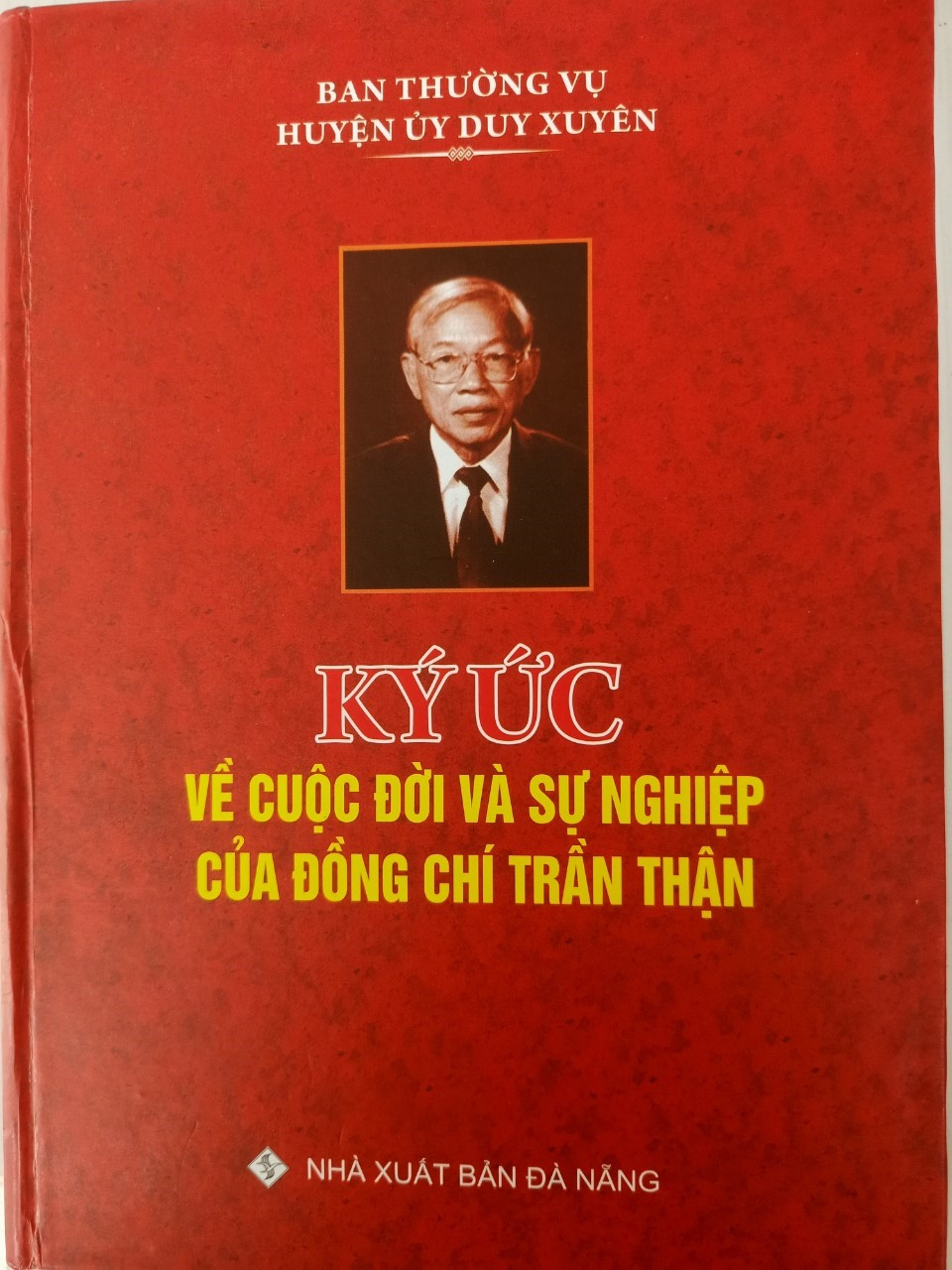 Bìa tập sách “Ký ức về cuộc đời và sự nghiệp đồng chí Trần Thận.