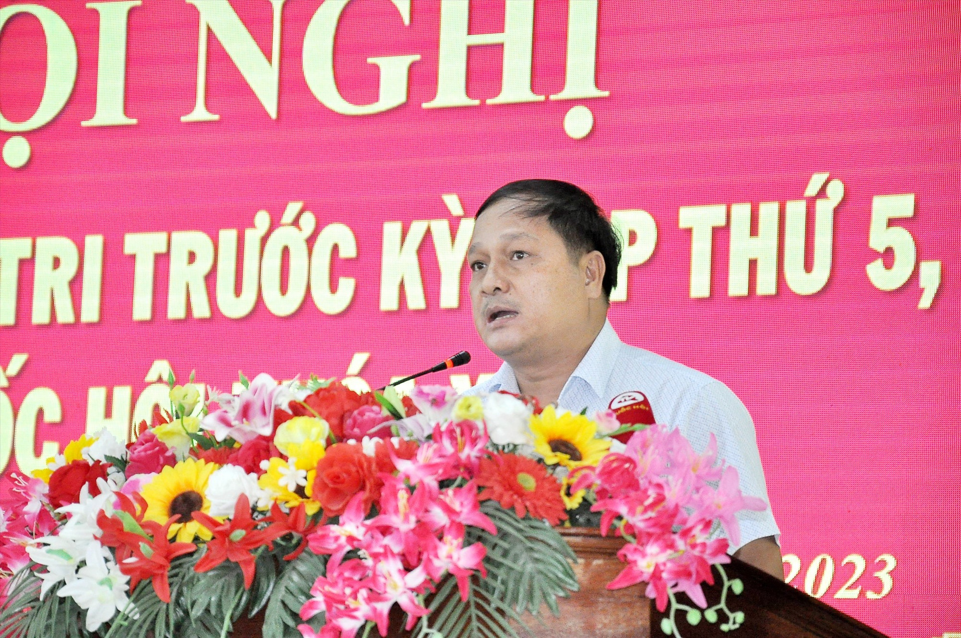 Ông Nguyễn Phước Sơn - Chủ tịch UBND huyện Quế Sơn trả lời ý kiến cử tri. Ảnh: V.A