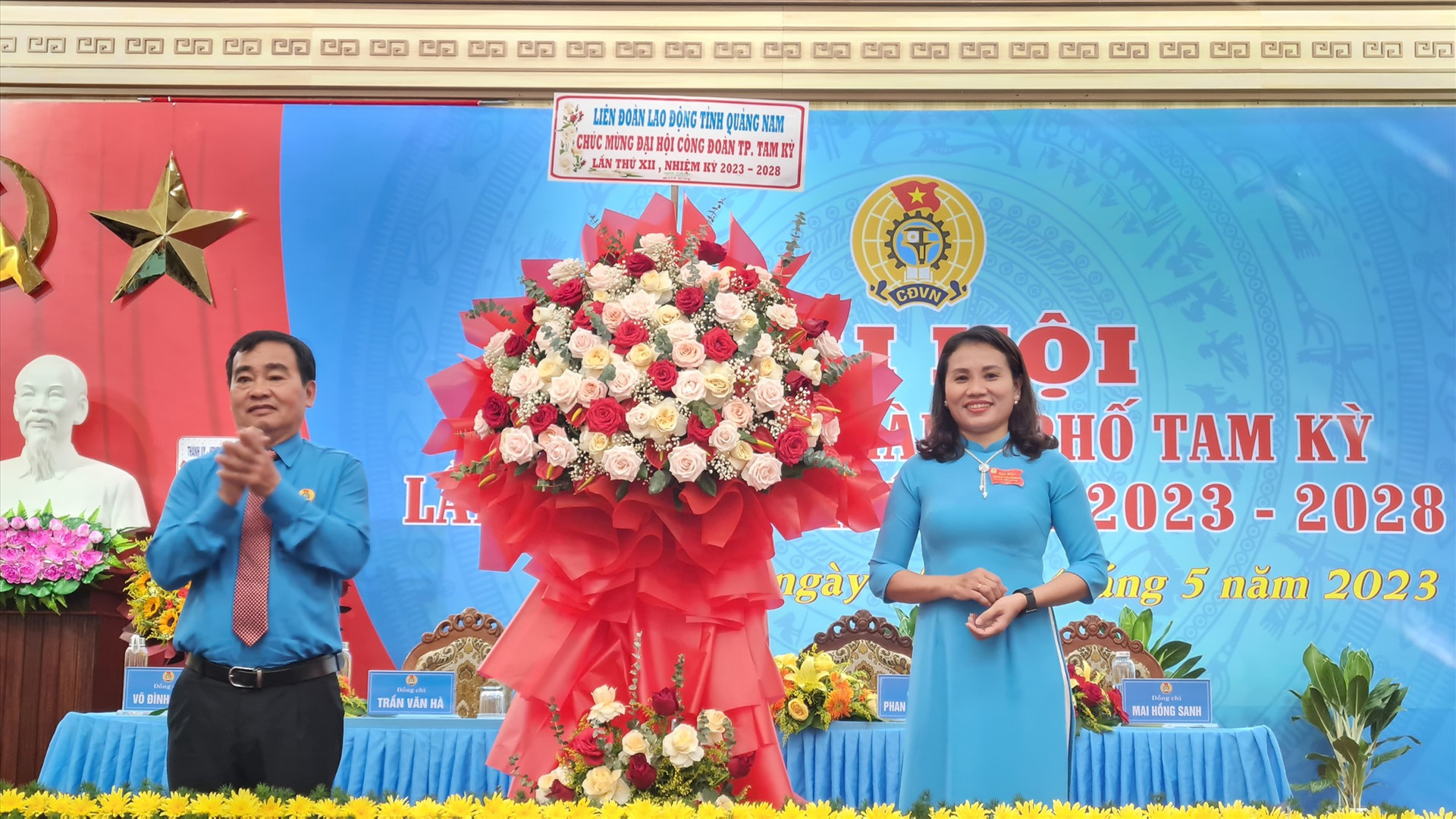 Chủ tịch LĐLĐ tỉnh Phan Xuân Quang tặng hoa chúc mừng. Ảnh: D.L