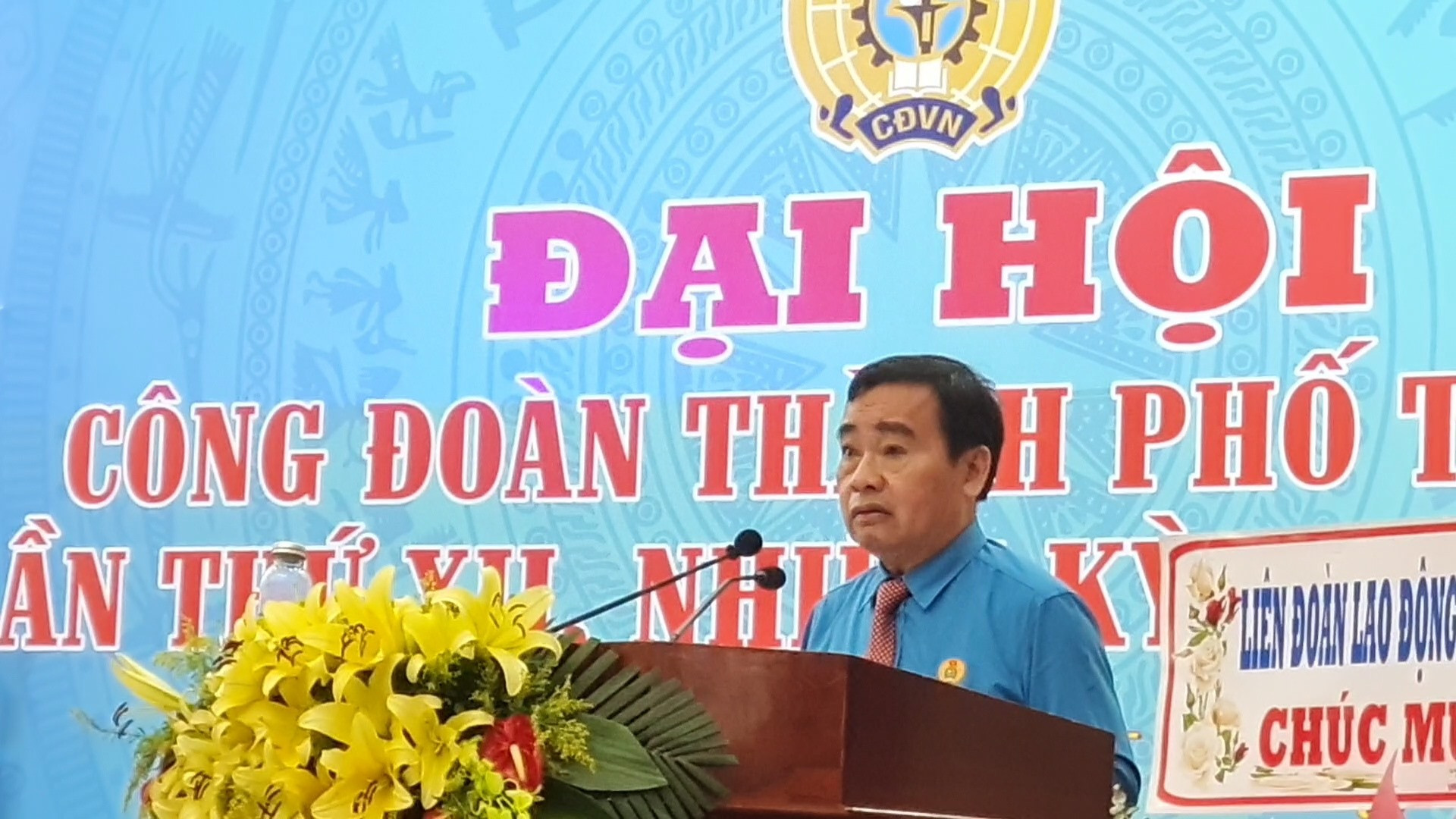 Chủ tịch LĐLĐ tỉnh Phan Xuân Quang phát biểu chỉ đạo Đại hội. Ảnh: D.L