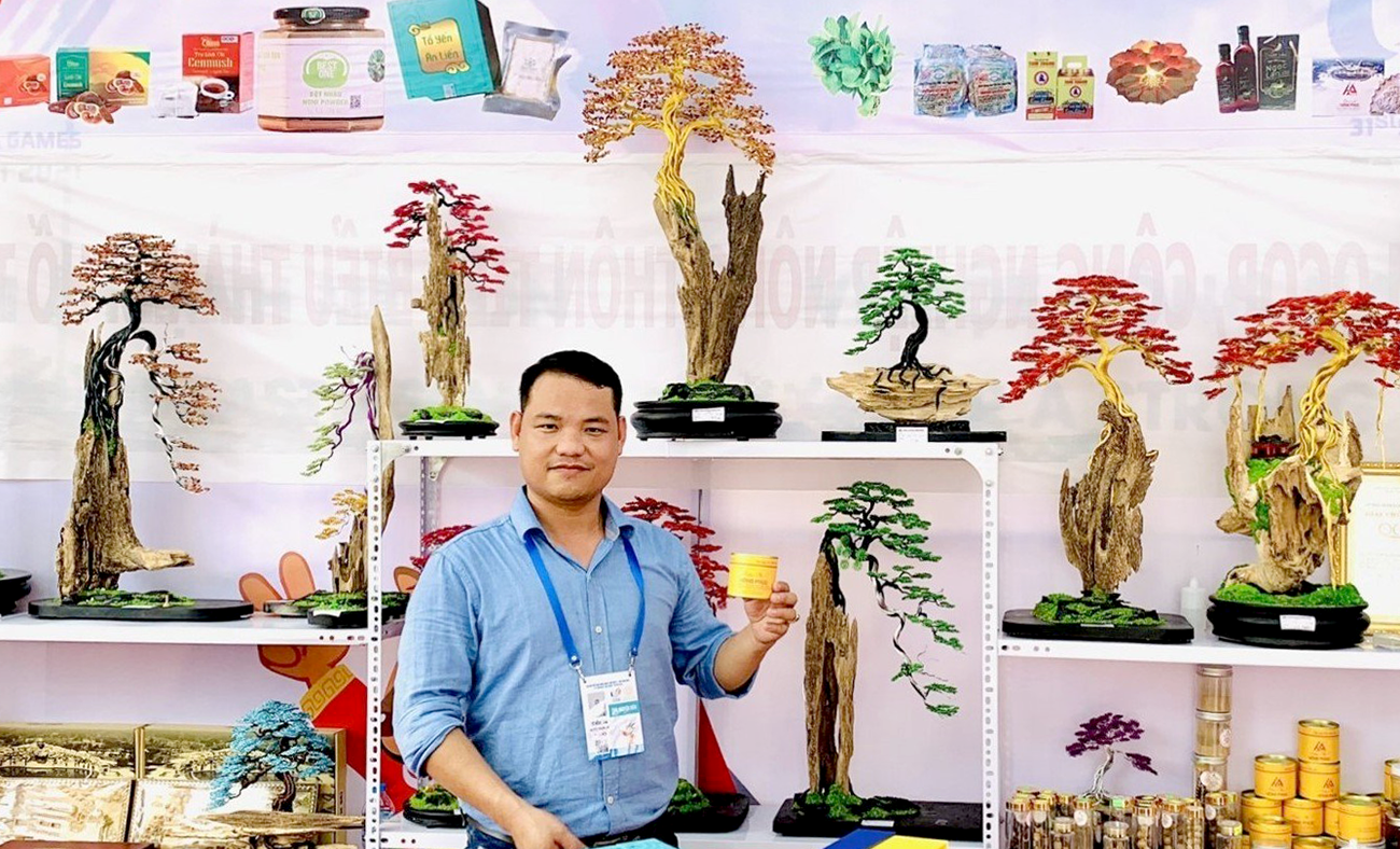 Ông Phạm Hồng Thái, chủ Trung tâm sản phẩm OCOP Quảng Nam đưa sản phẩm trầm hương mỹ nghệ giới thiệu tại một sự kiện xúc tiến thương mại. Ảnh: Nhân vật cung cấp.