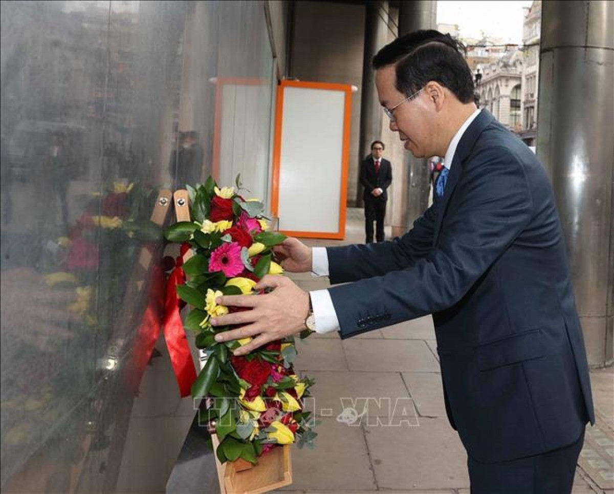 Chủ tịch nước Võ Văn Thưởng đặt hoa tại Biển lưu niệm Chủ tịch Hồ Chí Minh ở Thủ đô London, Vương quốc Anh. (Ảnh: Thống Nhất/TTXVN)
