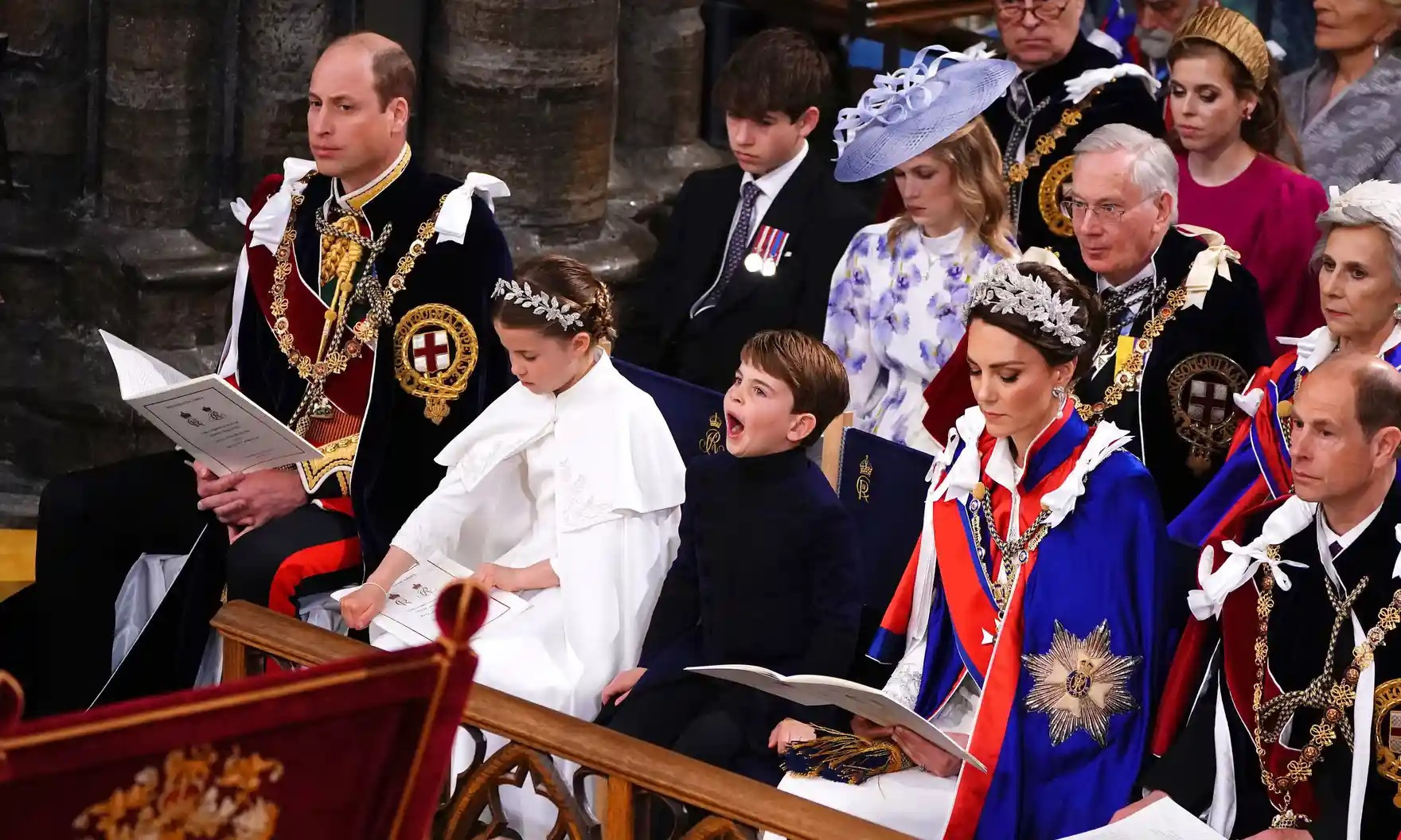 Hàng trước từ trái sang phải: Hoàng tử xứ Wales, Công chúa Charlotte, Hoàng tử Louis đang ngáp, Công nương xứ Wales và Công tước xứ Edinburgh