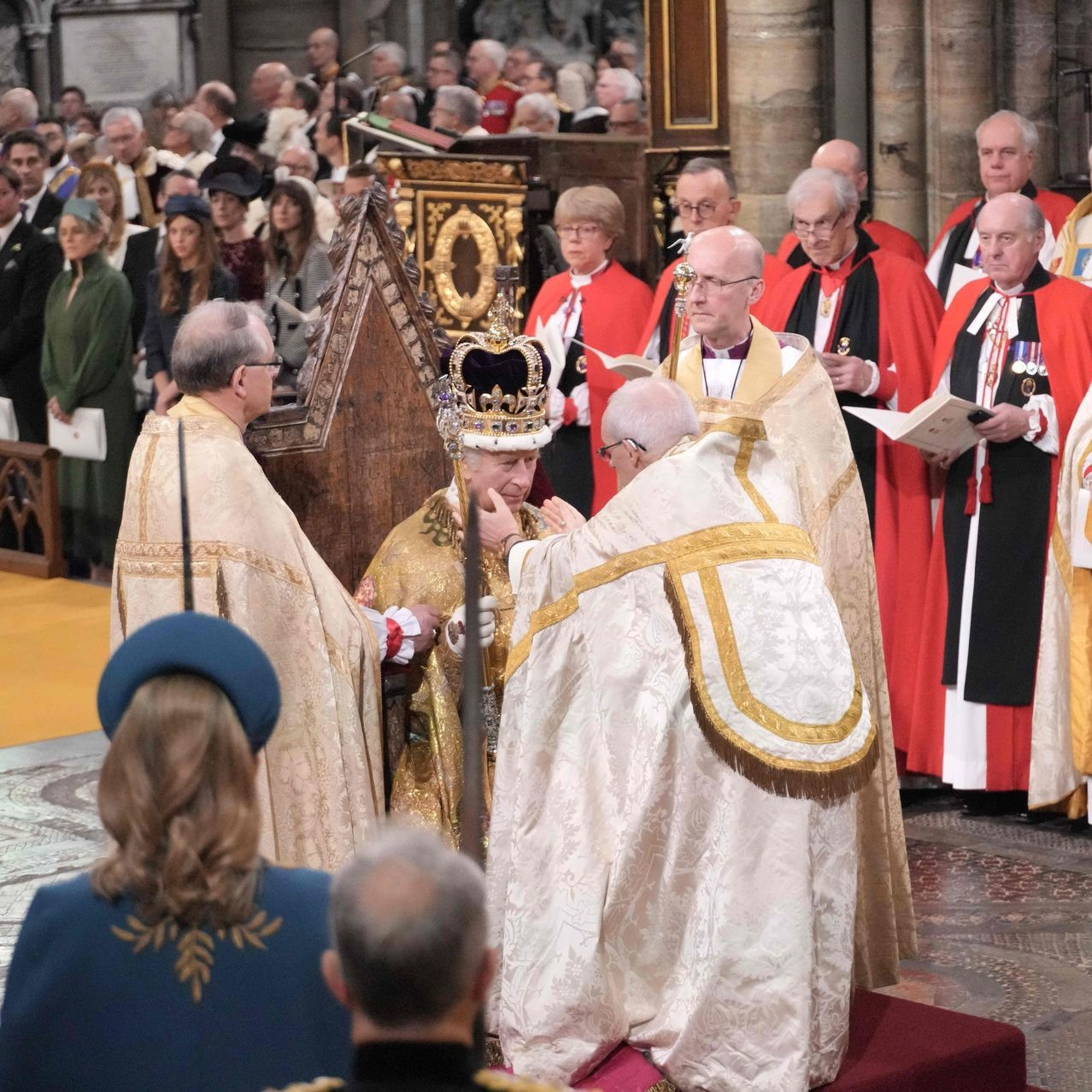 Sau khi đặt tay lên quyển thánh kinh để tuyên thệ, Vua Charles III đã được Tổng giám mục Canterbury Justin Welby ban phép lành và đặt lên đầu vương miện bằng vàng ròng, gắn nhiều đá quý.