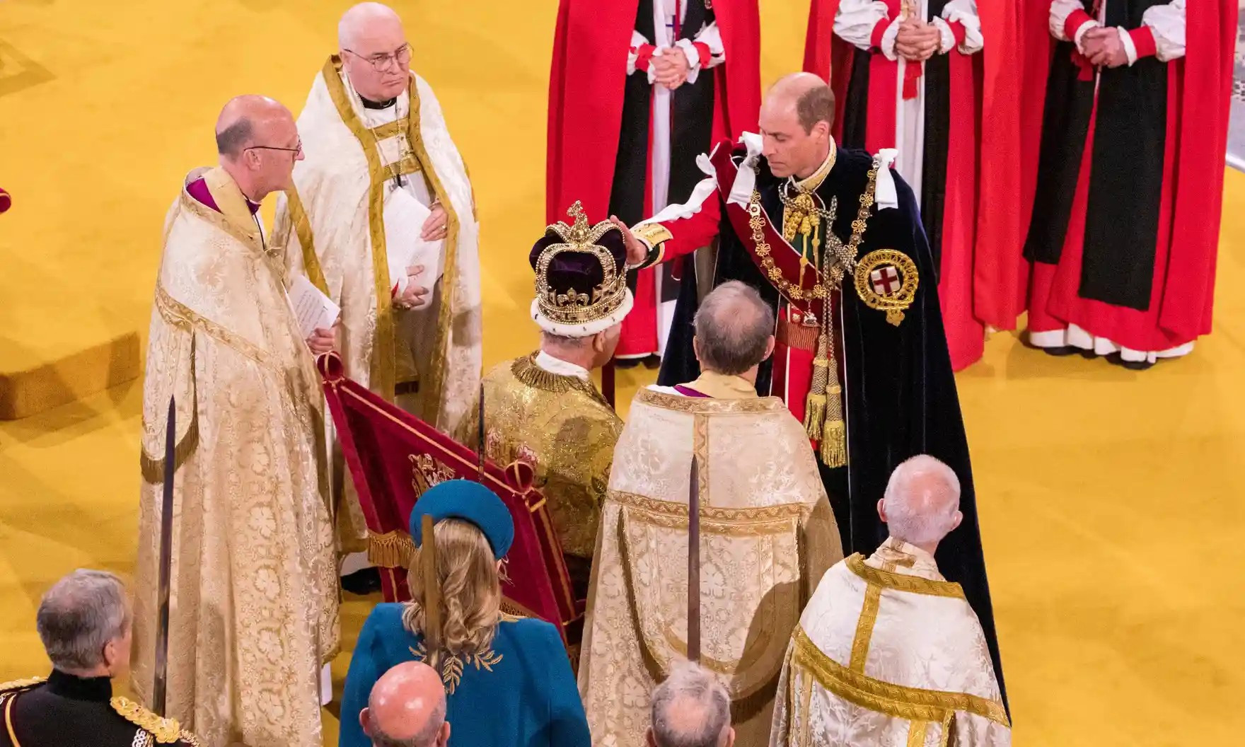 Hoàng tử William chạm vào vương miện và cam kết trung thành với Vua Charles III, trong lễ đăng quang của ông, tại Tu viện Westminster