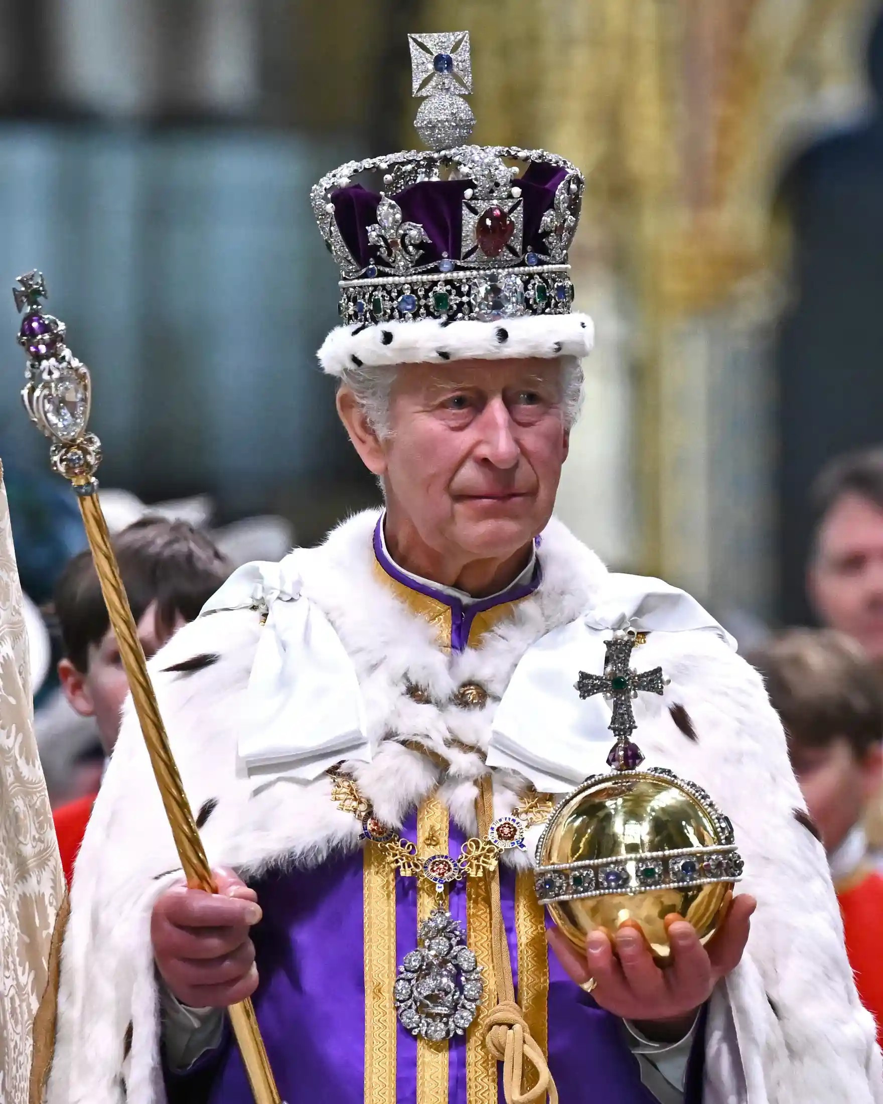 Thật ra thì Charles III, năm nay 74  tuổi, đã trở thành vua ngay sau khi Nữ Hoàng Elizabeth II băng hà vào tháng 9 năm ngoái sau 70 năm trị vì.
