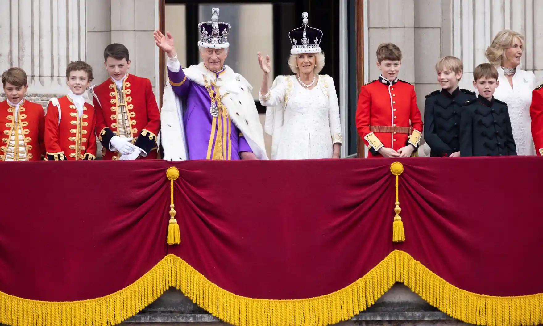 lễ đăng quang của Vua Charles III được tổ chức long trọng tại Tu viện Westminster ở Luân Đôn, với sự tham sự của 2.300 khách mời, trong đó có khoảng một trăm quan khách là các vị nguyên thủ quốc gia, đại diện của các hoàng gia ở nước ngoài, của khối Thịnh Vượng Chung, cũng như các nhân vật nổi tiếng
