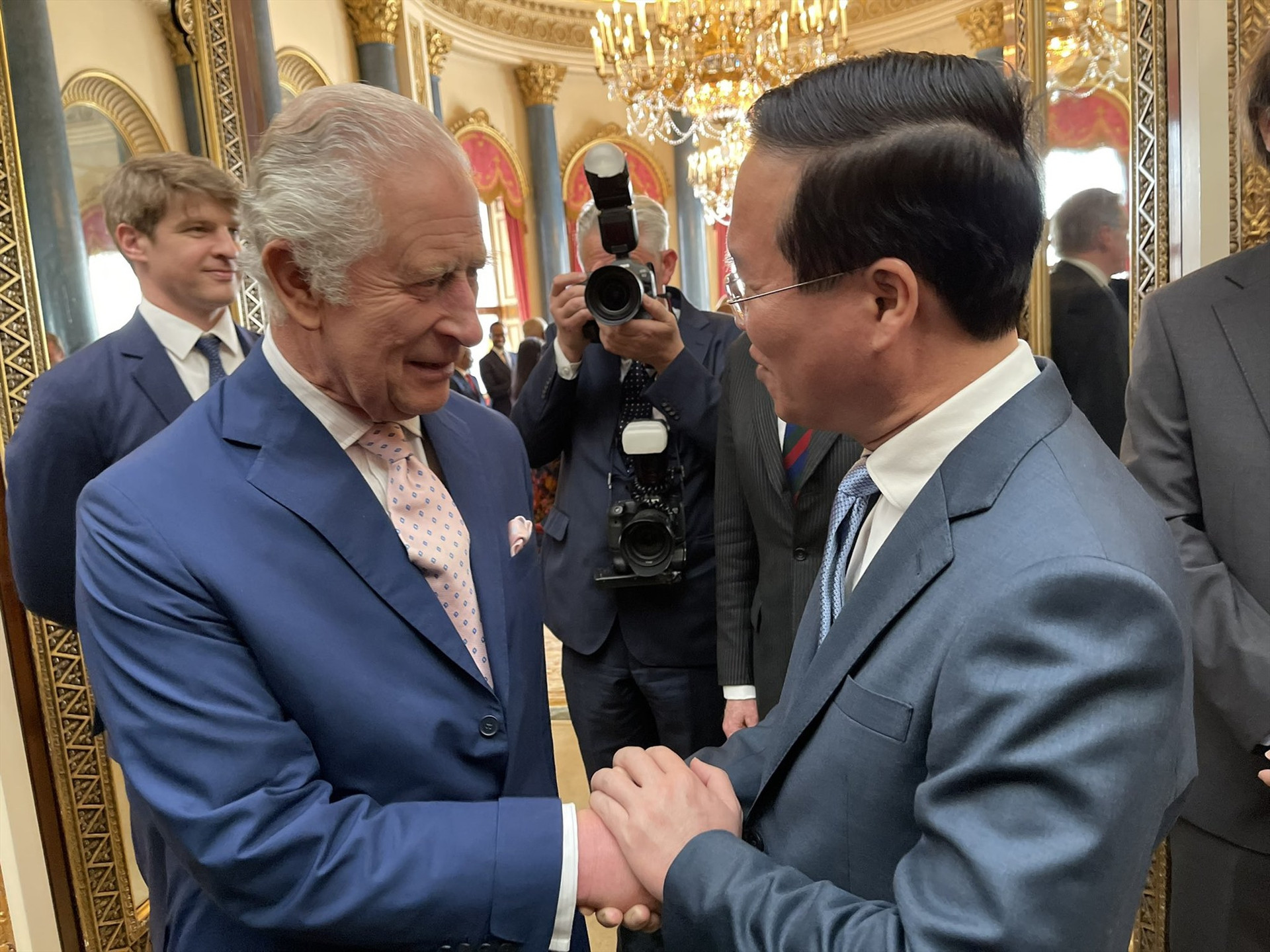 Chủ tịch nước Võ Văn Thưởng hội kiến Vua Charles III tại cung điện Buckingham. Ảnh: Bộ Ngoại giao Việt Nam.