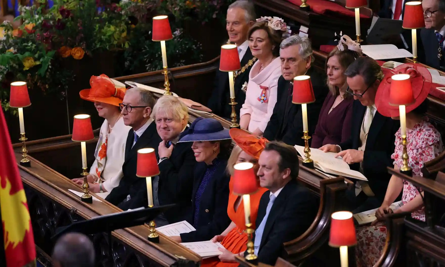Các cựu thủ tướng Tony Blair, Gordon Brown, David Cameron, Theresa May, Boris Johnson và Liz Truss, cùng các cộng sự, ngồi trong Tu viện Westminster