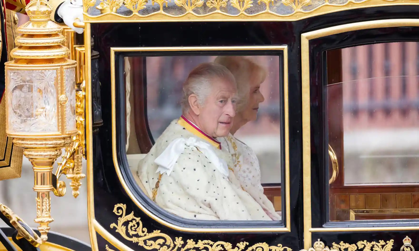 Từ Cung điện Buckingham, Vua Charles III và Hoàng hậu Camilla đã ngồi cỗ xe ngựa dài 5 mét do 6 con ngựa kéo, đi qua các đường phố Luân Đôn để đến Tu viện Westminster.