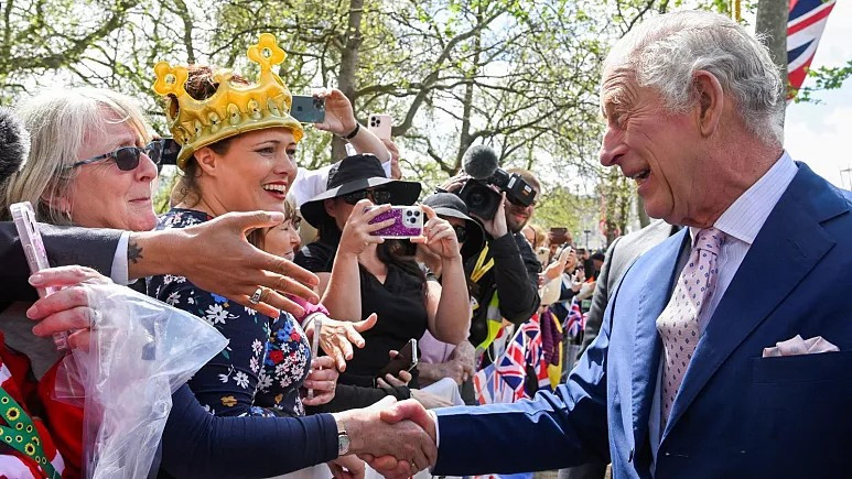 Vua Charles III của Anh chào đón những người chúc mừng bên ngoài Cung điện Buckingham, ở London, Thứ Sáu, ngày 5 tháng 5, một ngày trước lễ đăng quang của ông diễn ra tại Westminster
