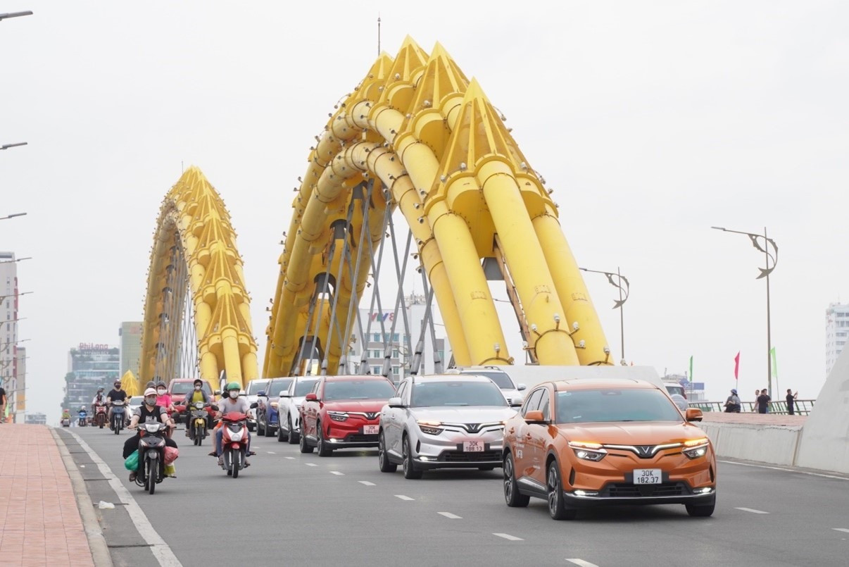 Dàn xe điện VinFast xuất hiện nổi bật trên đường phố Đà Nẵng khi tham gia diễu hành khởi động sự kiện VinFast IRONMAN 70.3 Việt Nam.
