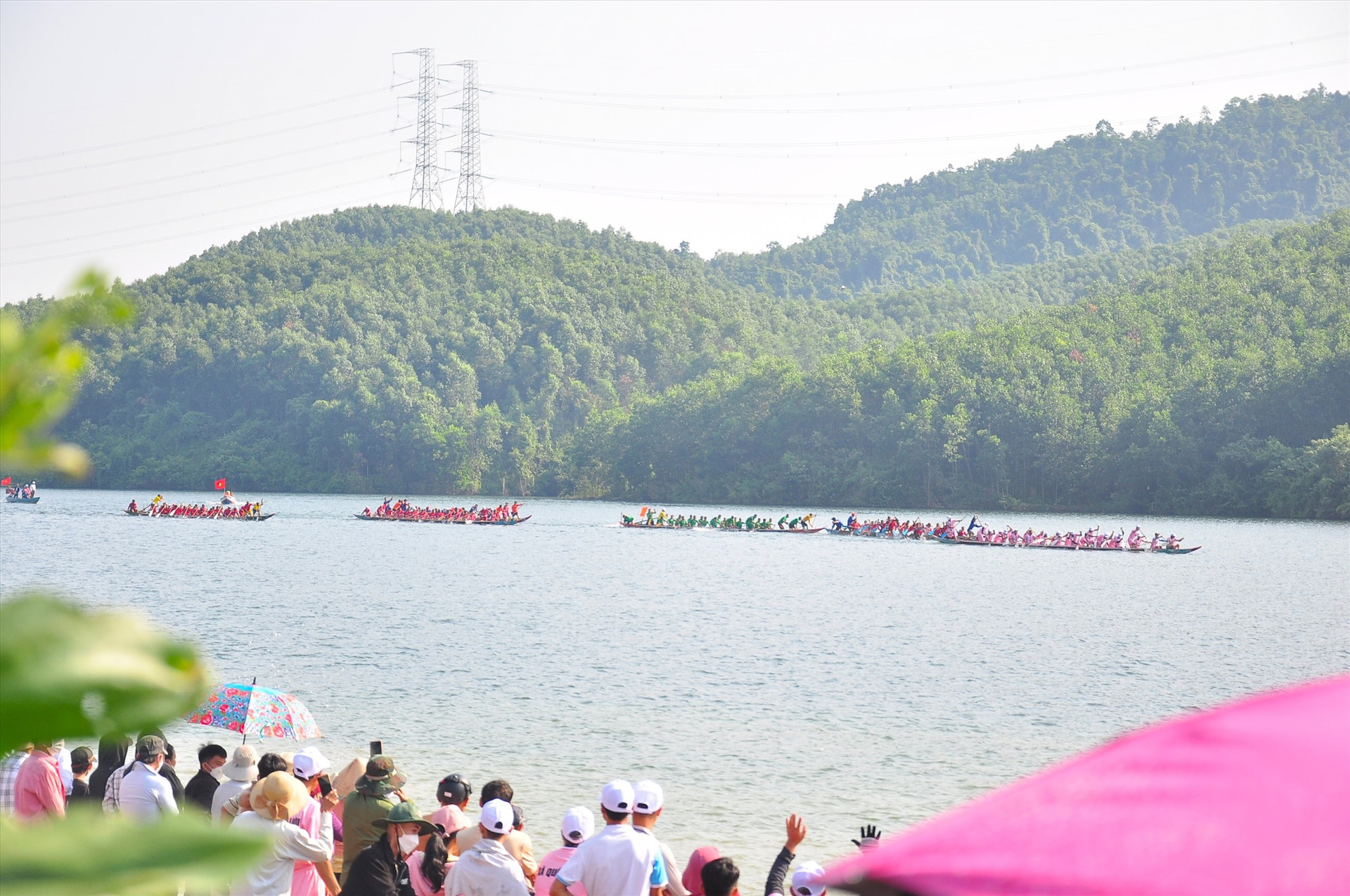 Các đội đua tạo nên bức tranh đẹp trên lòng hồ thủy điện. Ảnh: VINH ANH