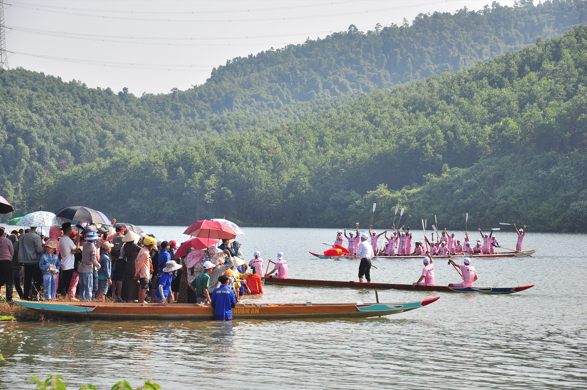 Lần đầu tham gia giải đua thuyền, đội đua thuyền nam xã Quế Lưu - đơn vị chủ nhà đã giành được giải nhất ở chặng đầu tiên - giải hòa bình nam. Ảnh: VINH ANH