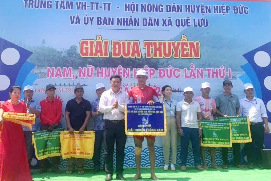 Ông Tào Viết Hải - Phó Giám đốc Sở VH-TT&DL trao cờ cho đội đoạt giải nhì - giải truyền thống nam. Ảnh: V.A