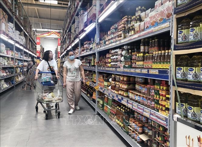 Giá hàng hóa, dịch vụ ở TP Hồ Chí Minh có xu hướng tăng trở lại. Ảnh: TTXVN