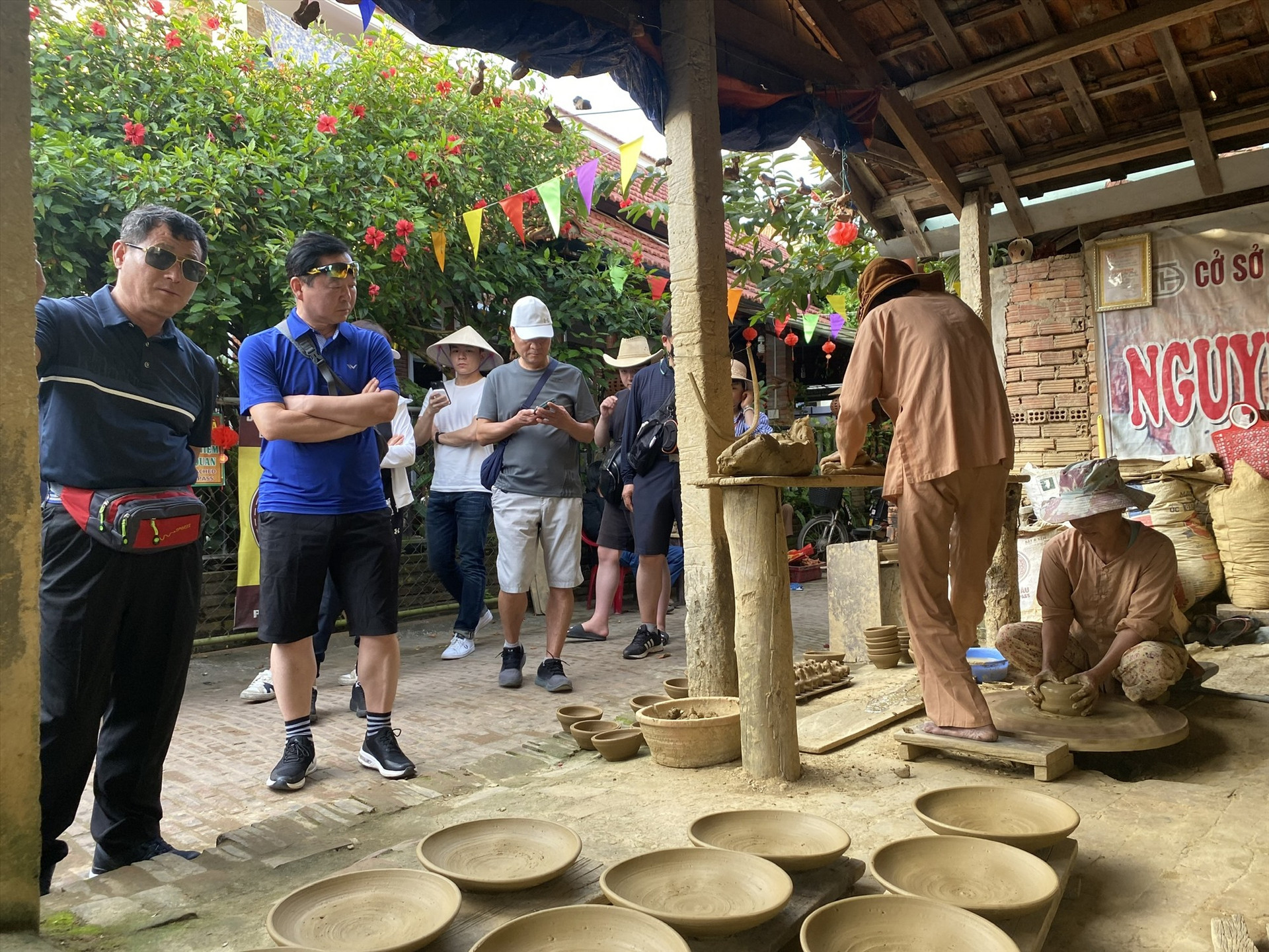 Khách du lịch tham quan cơ sở gốm truyền thống Nguyễn Thị Thủy. Ảnh: V.L