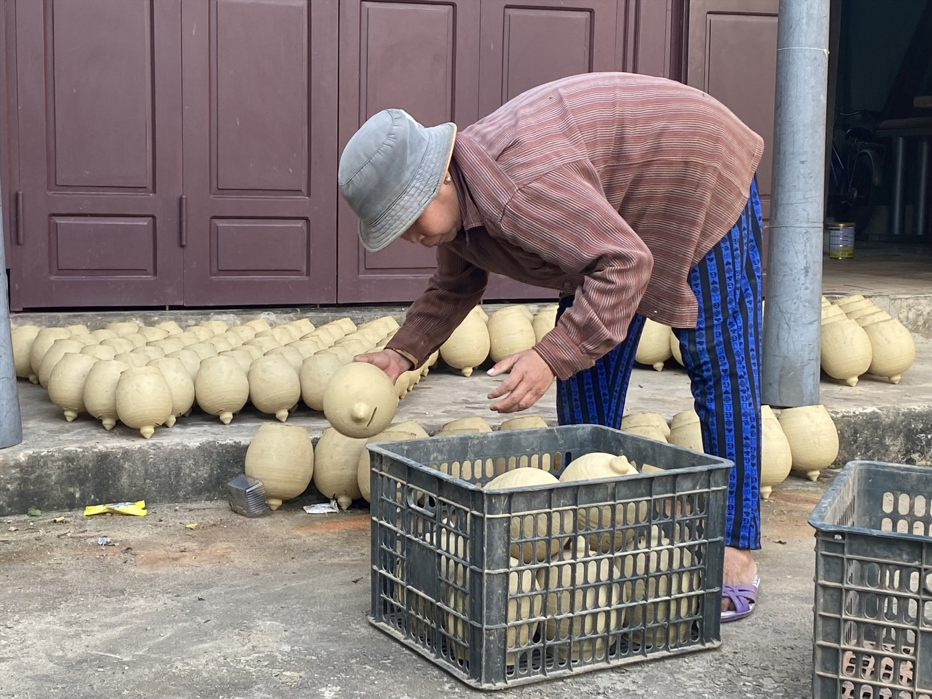 Làng Thanh Hà hiện chỉ còn 2 hộ sản xuất gốm dân dựng truyền thống. Ảnh: V.L