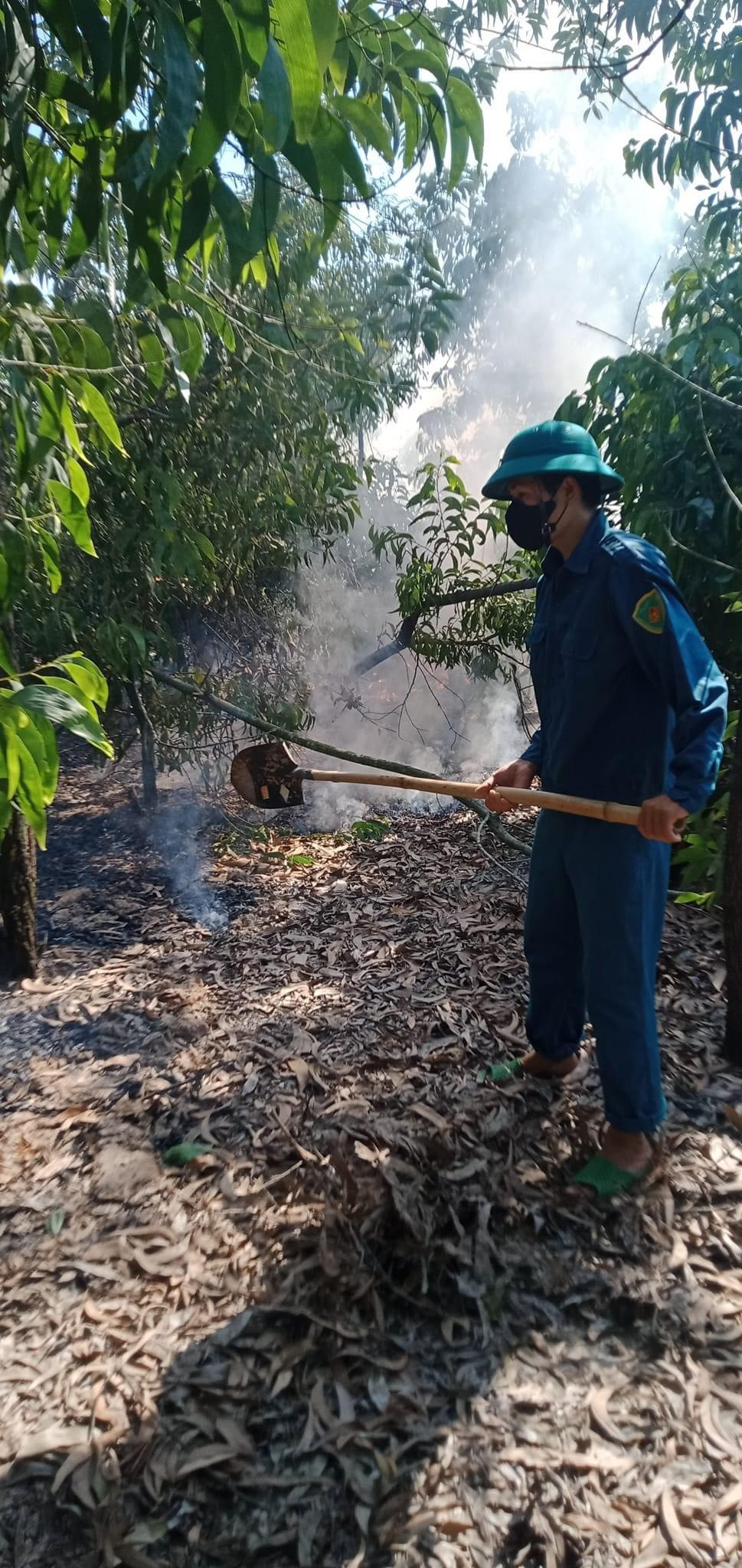 Lực lượng dân quân xã Tam Phú dập tắt đám cháy trong đêm. Ảnh: VT.