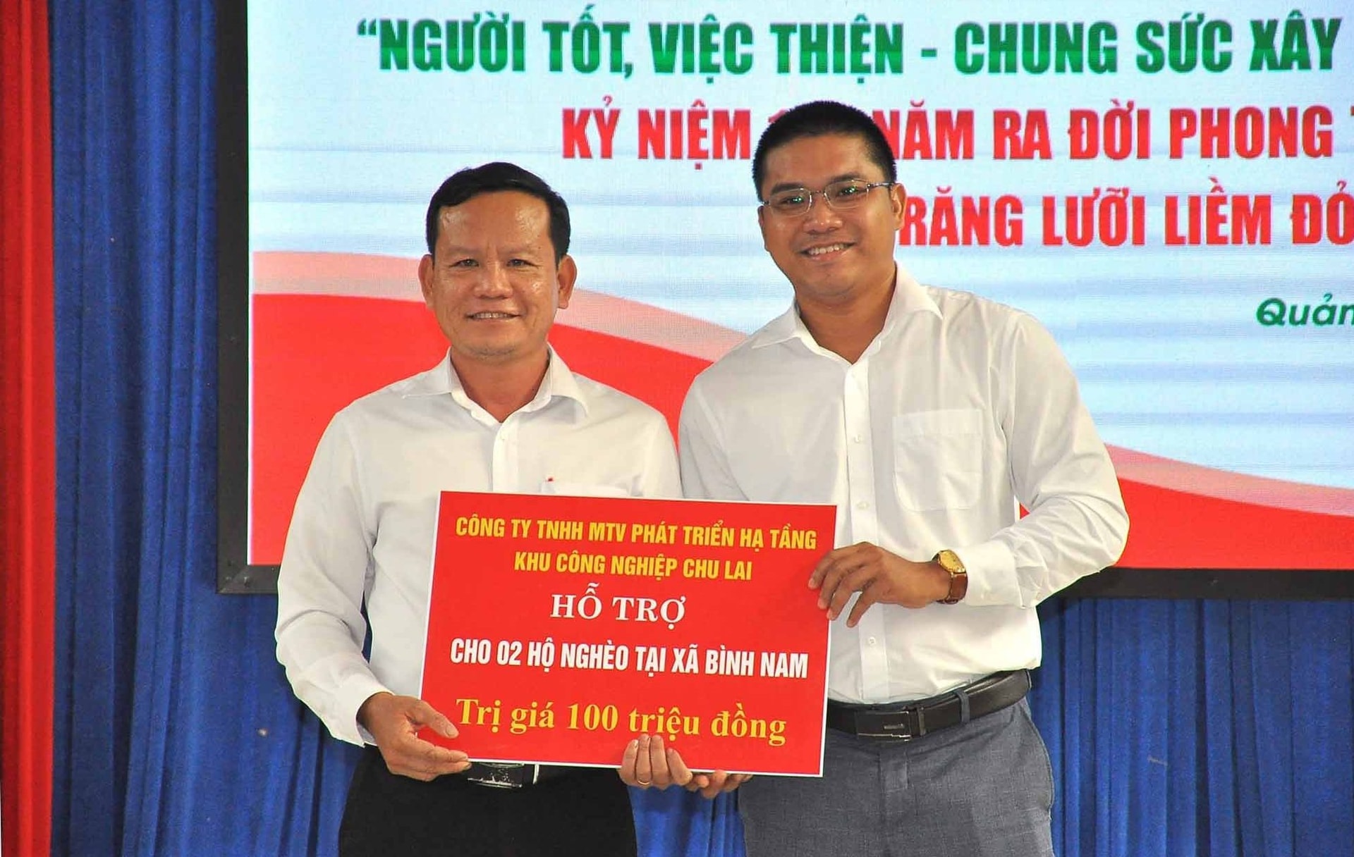 Tại lễ phát động, nhiều doanh nghiệp, nhà hảo tâm ủng hộ cho các chương trình nhân đạo do Hội CTĐ huyện Thăng Bình và xã Bình Nam vận động. Trong ảnh: Công ty TNHH MTV Phát triển hạ tầng khu công nghiệp Chu Lai hỗ trợ xây dựng nhà ở cho 2 hộ nghèo xã Bình Nam với tổng trị giá 100 triệu đồng. Ảnh: VINH ANH