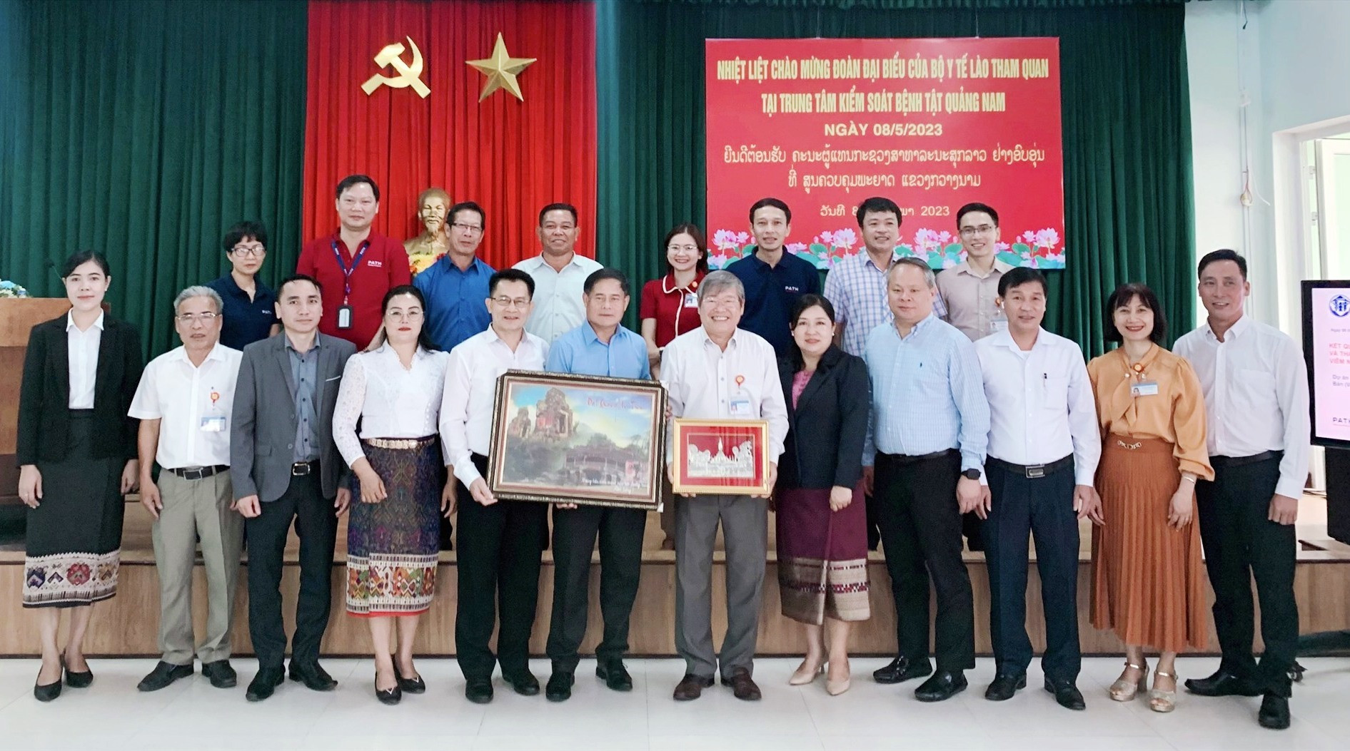Đoàn đại biểu của Bộ Y tế Lào, CDC Quảng Nam cùng đại diện tổ chức PATH chụp ảnh lưu niệm.
