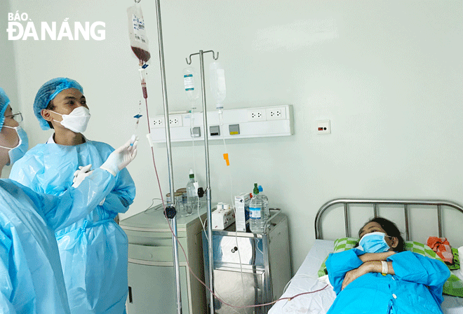 Dinh dưỡng cho bệnh nhân ung thư hết sức quan trọng. Trong ảnh: Điều trị bệnh nhân ung thư tại Bệnh viện ung bướu Đà Nẵng. Ảnh: P. C