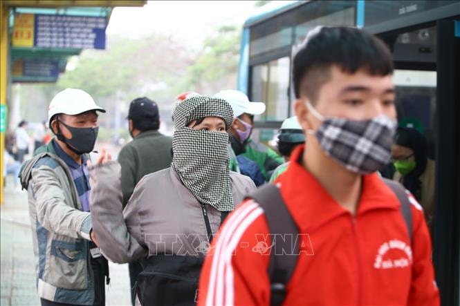 Người dân đeo khẩu trang đến nơi công cộng, tập trung đông người. Ảnh (tư liệu) minh họa: Minh Quyết/TTXVN