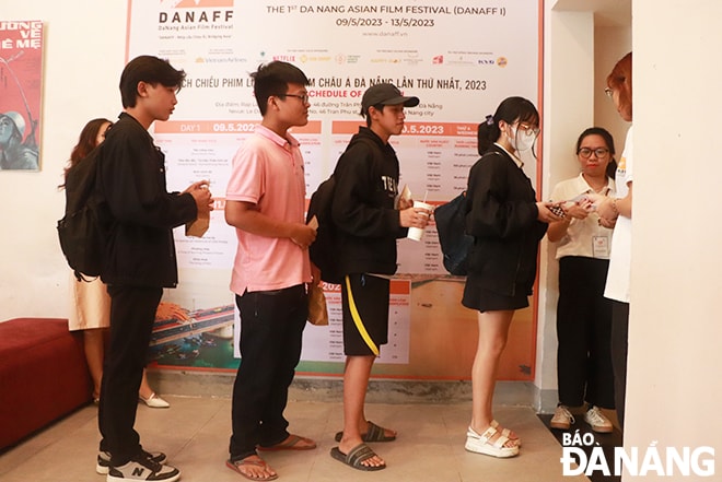 Dù là ngày trong tuần, nhưng lượng người đến xem phim trong liên hoan phim tương đối đông, nhất là các bạn trẻ.