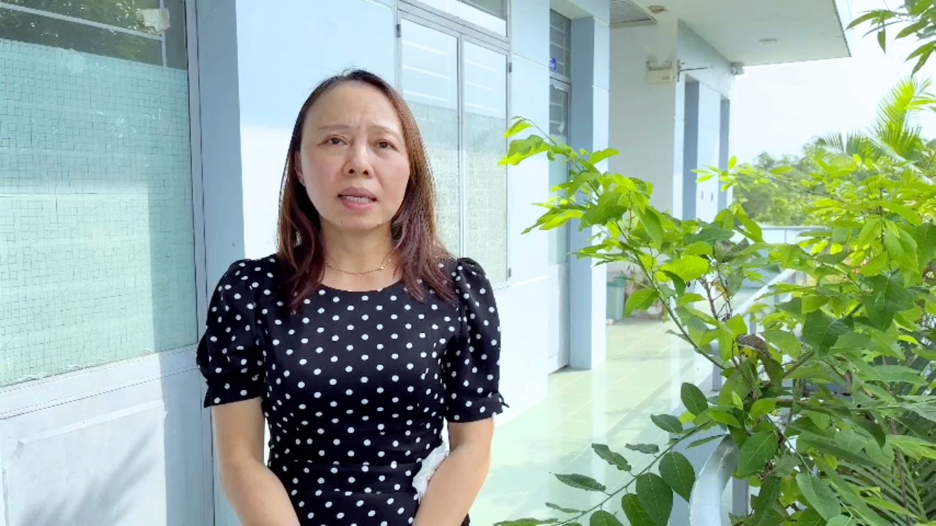 Bà Hoàng Thị Kim Yến khuyến cáo người dân cần đảm bảo các yếu tố kỹ thuật trong môi trường ao nuôi tôm