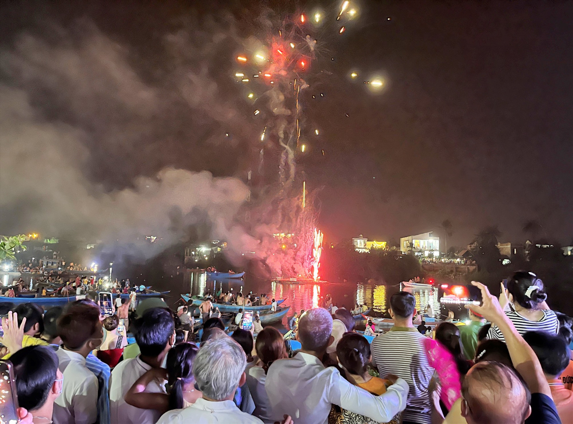Đông đảo người dân và du khách thưởng thức màn pháo hoa tại lễ khai mạc Tam Kỳ - Mùa hoa sưa 2023. Ảnh: X.P