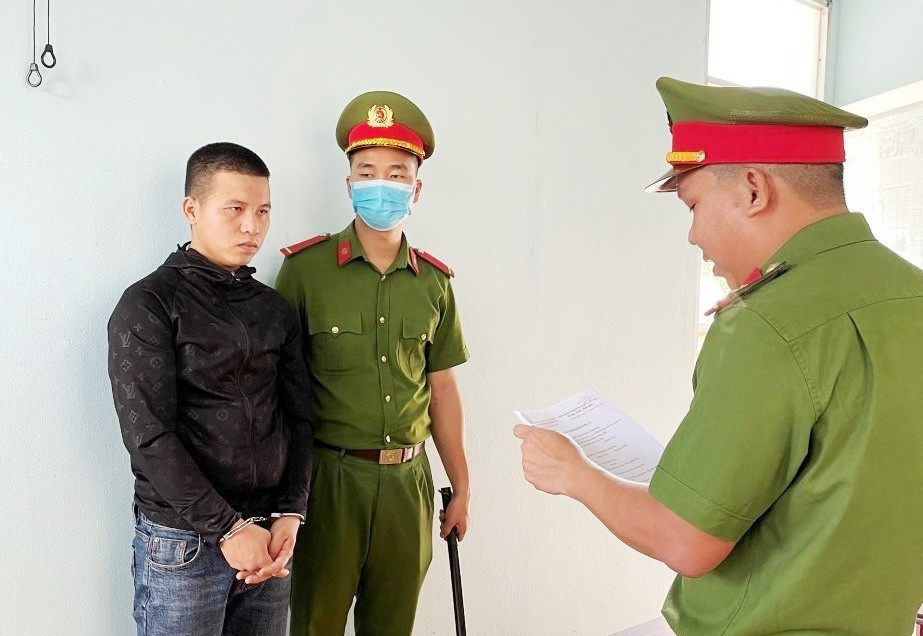 Đọc lệnh bắt tạm giam Trần Văn Trung về tội “Cưỡng đoạt tài sản”. Ảnh: Sình Hiệp