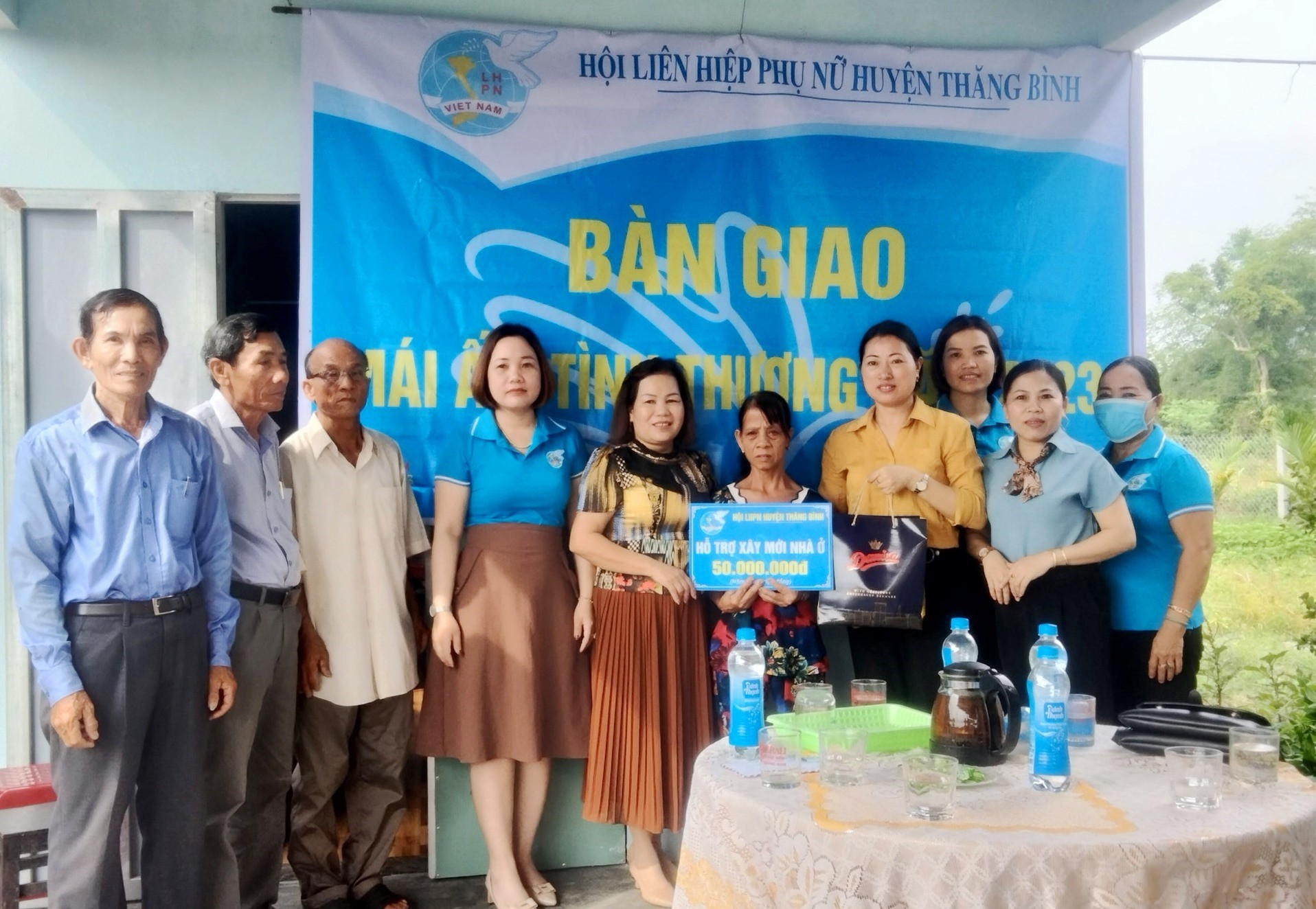 Hội LHPN huyện Thăng Bình bàn giao nhà cho hộ bà Hoa