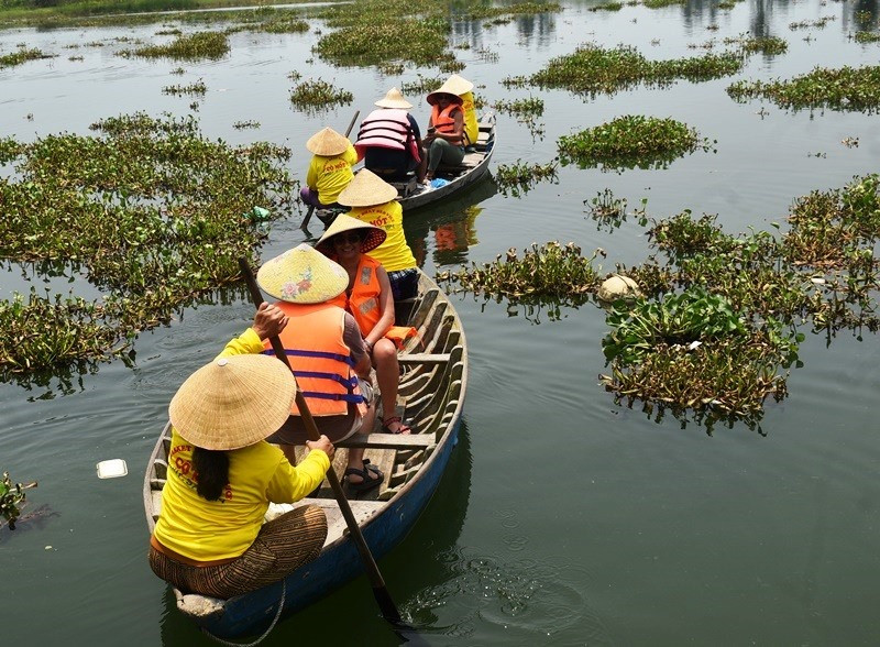 Chèo ghe thả lưới bắt cá trên nhánh sông Thu Bồn. Ảnh: N.Q