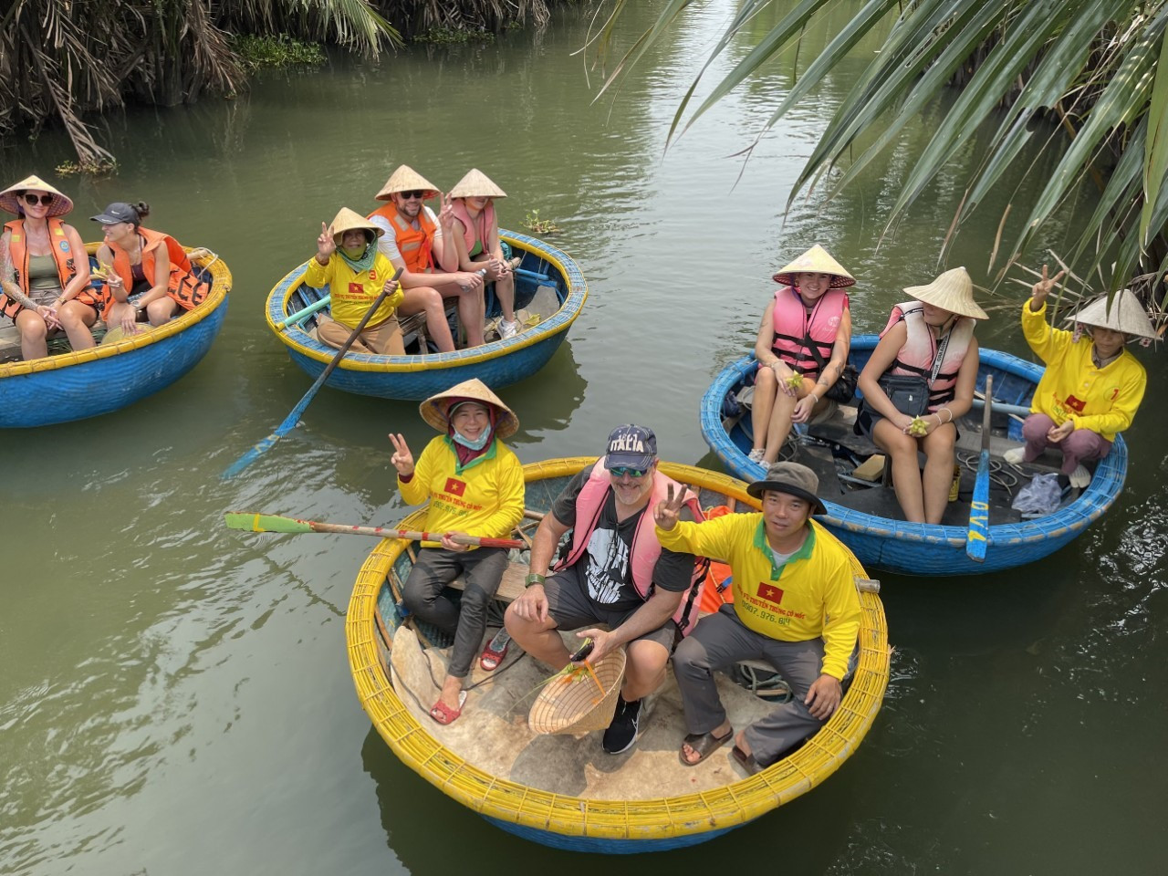 Khách du lịch trải nghiệm bơi thúng chai ngắm rừng dừa nước ở Trà Nhiêu. Ảnh: Q.H