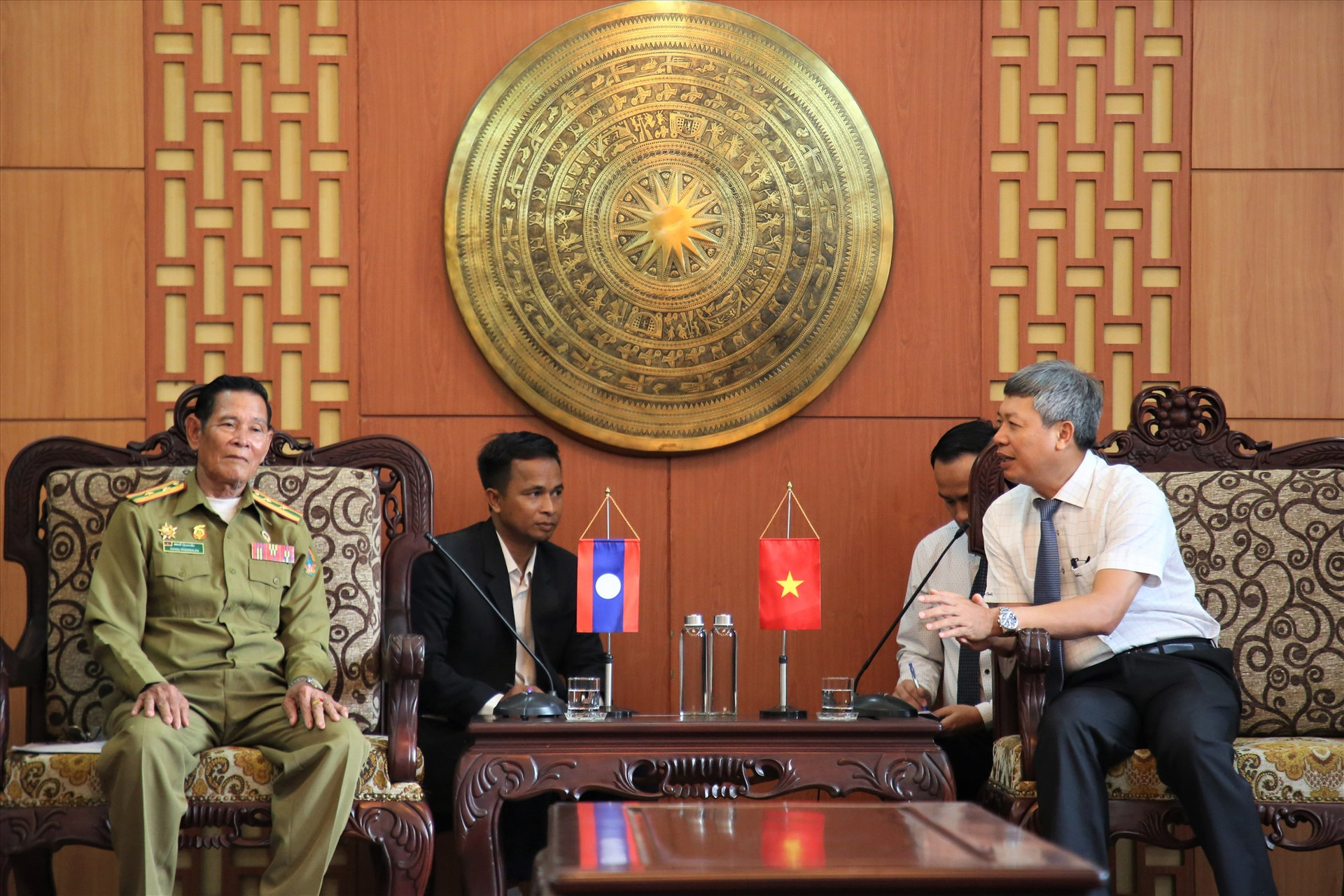 Phó Chủ tịch UBND tỉnh thông tin một số tình hình của Quảng Nam với đại diện Hiệp hội Cựu chiến binh tỉnh Sê Kông (Lào). Ảnh: Đ.N