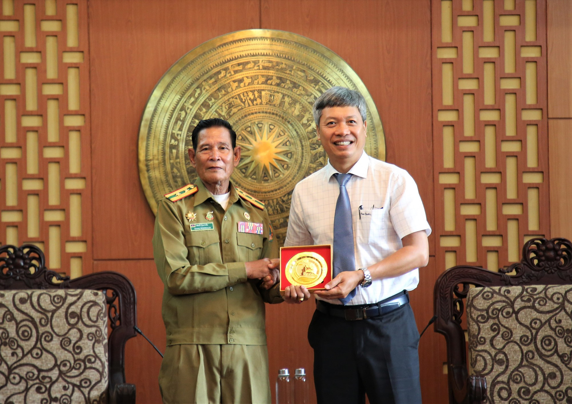 Phó Chủ tịch UBND tỉnh Hồ Quang Bửu tặng quà lưu niệm cho ông