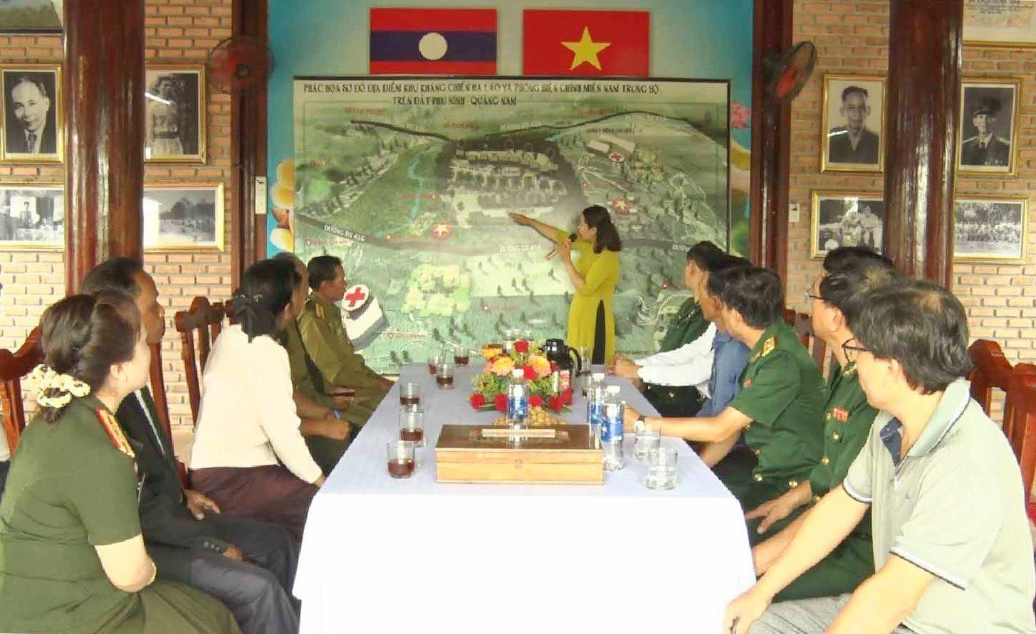 Các đại biểu nghe thuyết minh về lịch sử kháng chiến Hạ Lào và quá trình hình thành Khu kháng chiến Hạ Lào tại Phú Ninh.