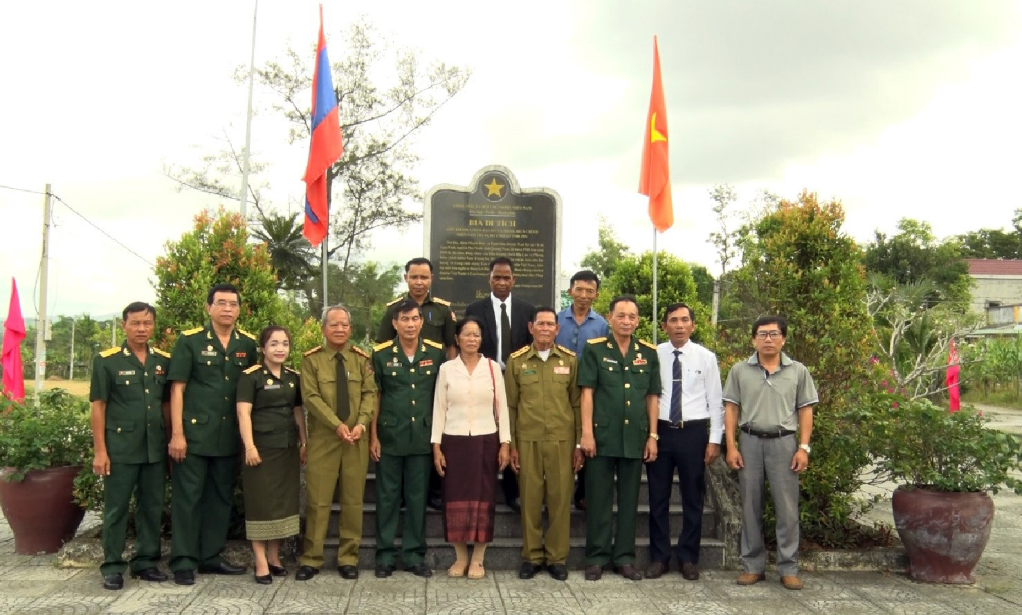 Đại biểu huyện Phú Ninh - Hội CCB tỉnh Quảng Nam - Sê Kông chụp ảnh lưu niệm.