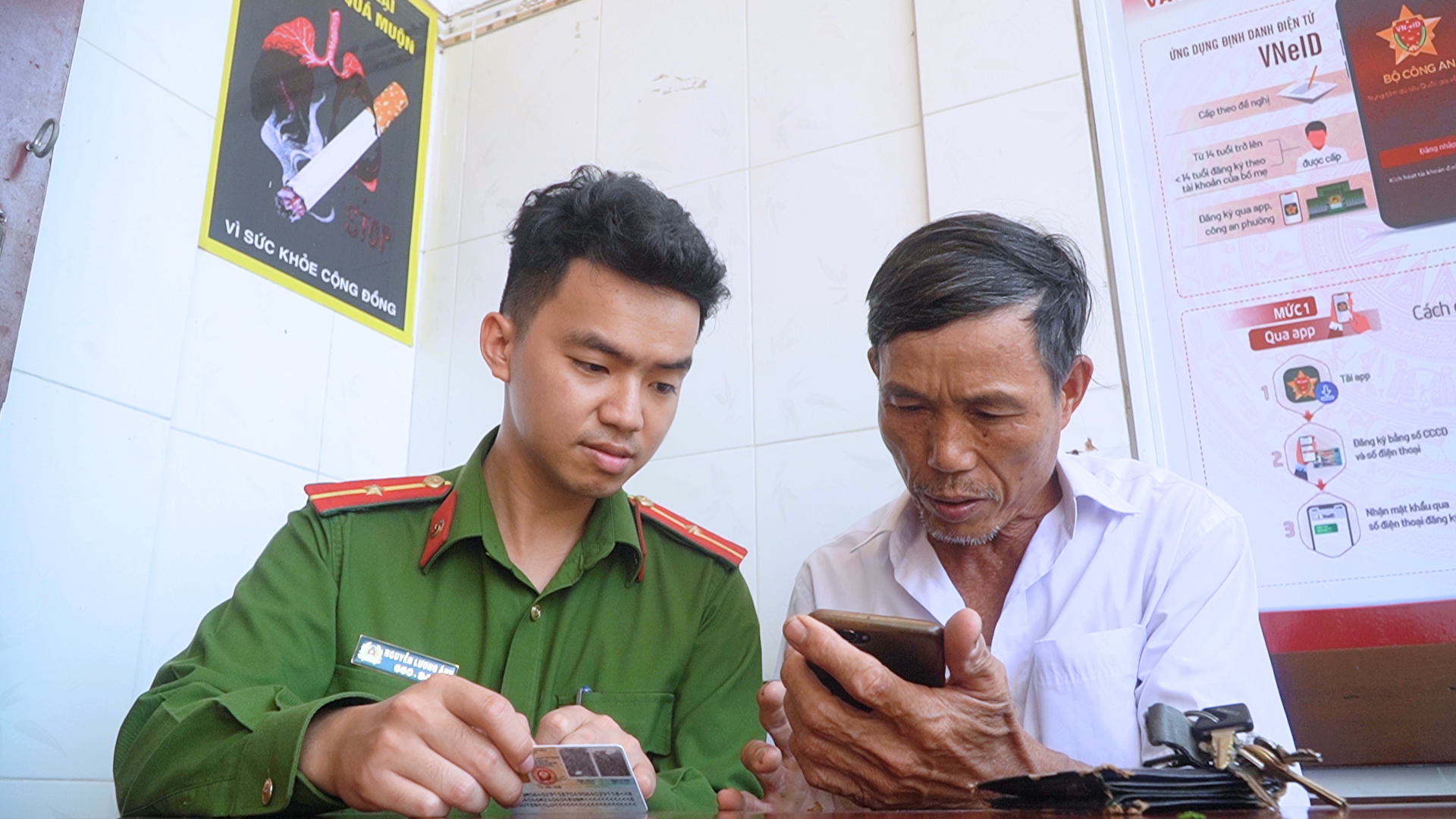 Công an Quảng Nam hỗ trợ người dân cài đặt, kích hoạt và sử dụng tài khoản định danh điện tử VNeID. Ảnh:N.P