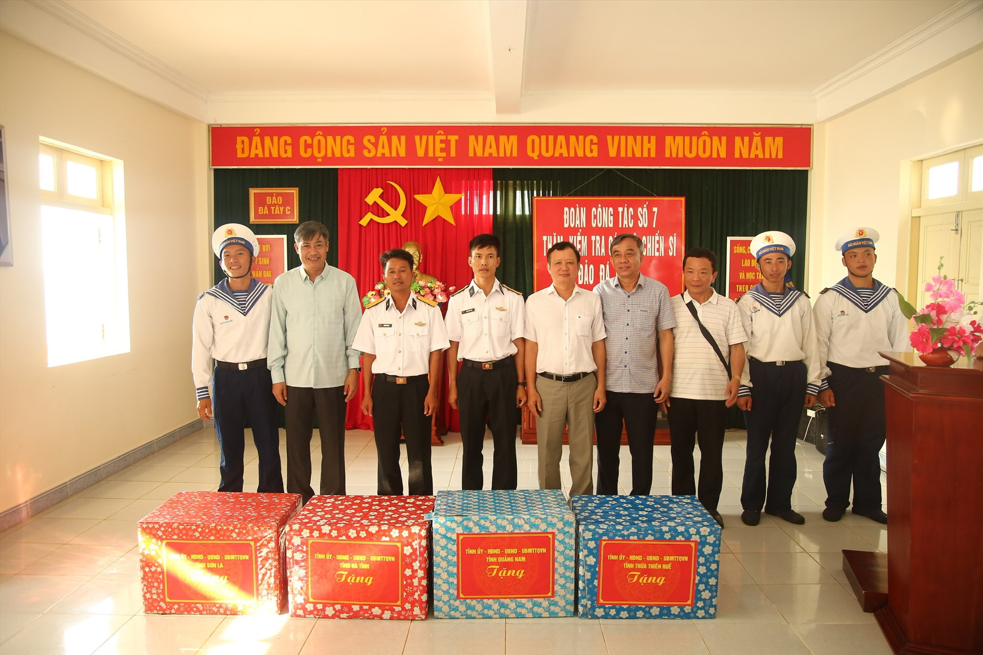 Đoàn công tác tặng quà cho cán bộ, chiến sĩ là con em Quảng Nam đang công tác tại Trường Sa. Ảnh: P.V